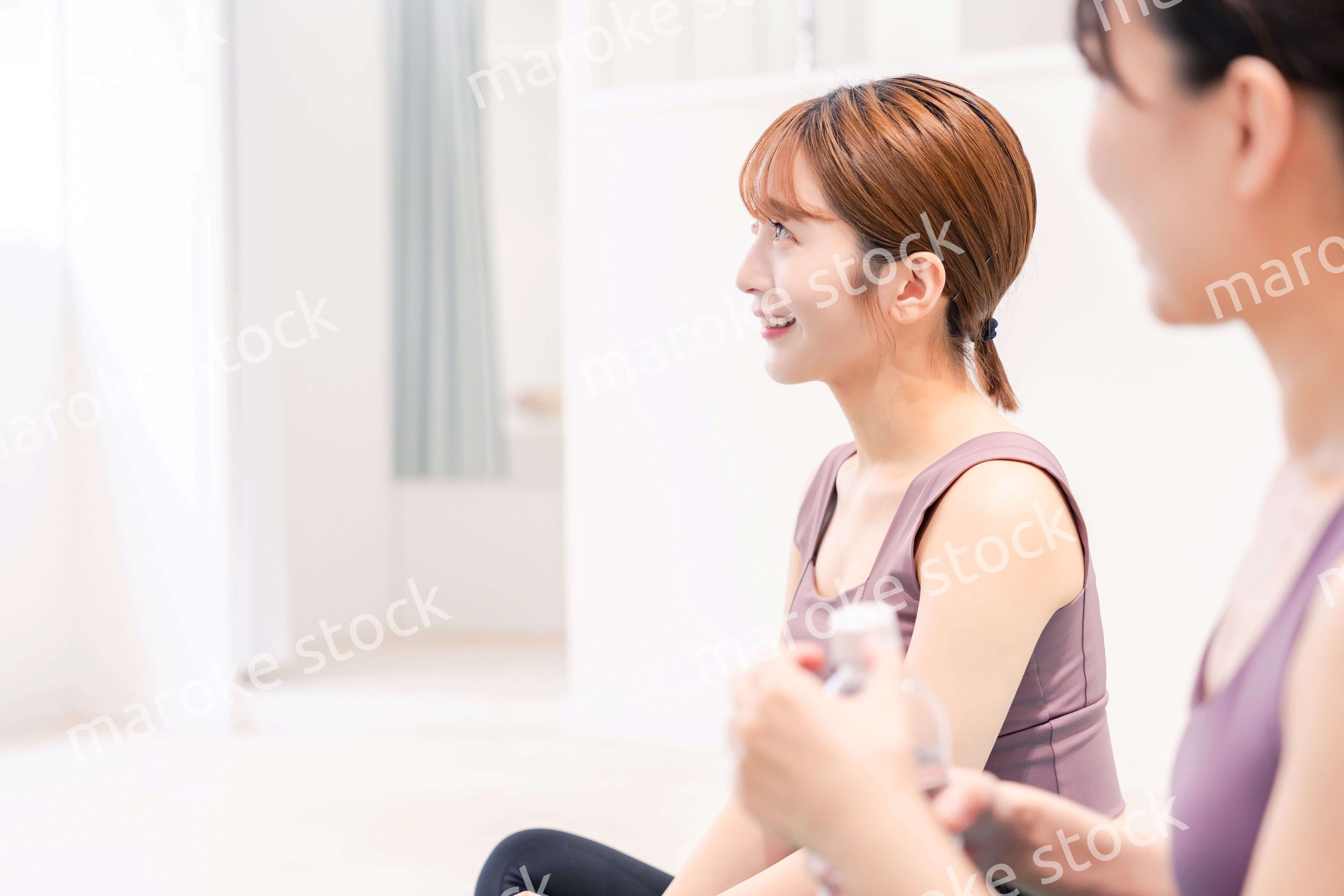 ヨガ教室でヨガをする2人の女性