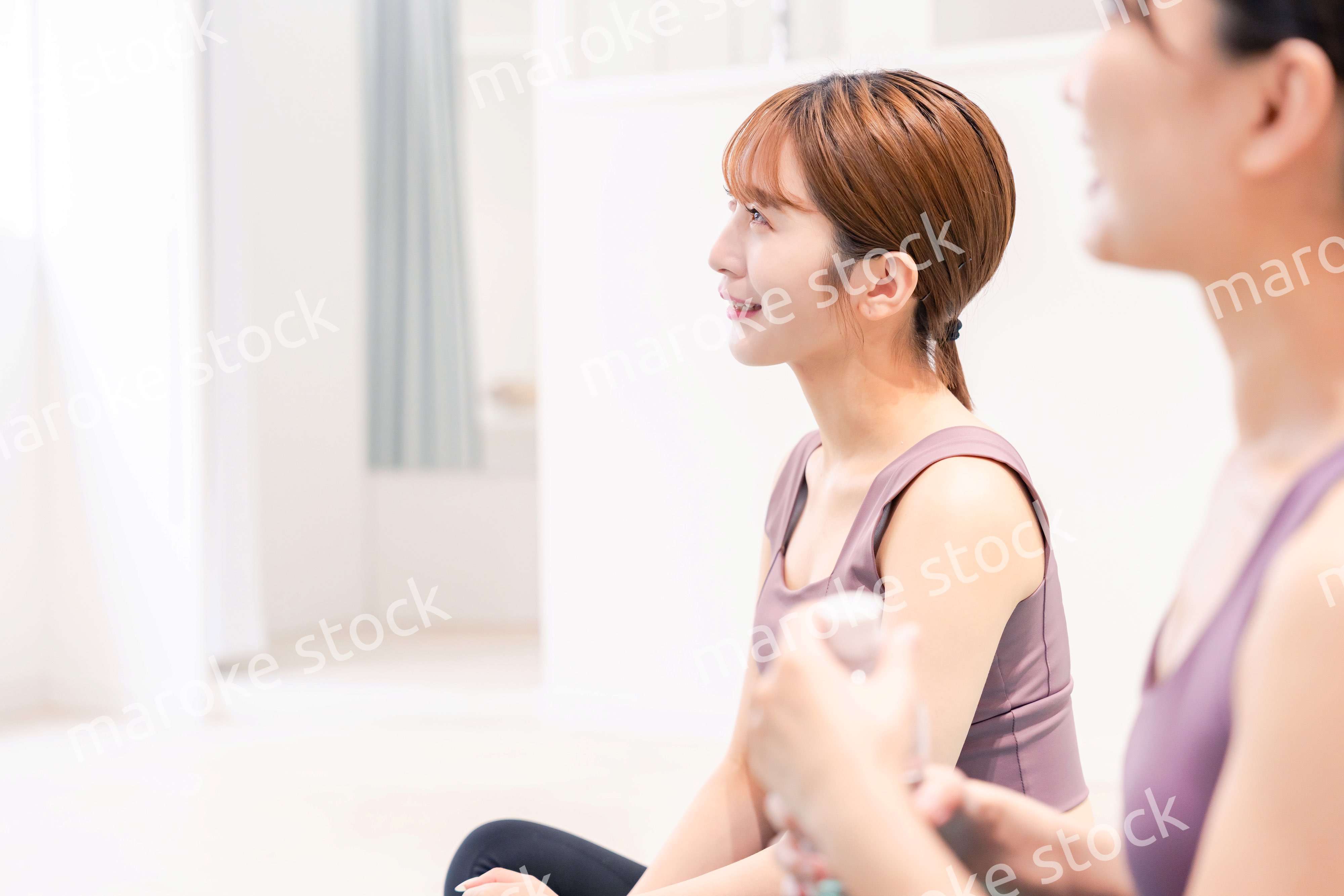 ヨガ教室でヨガをする2人の女性