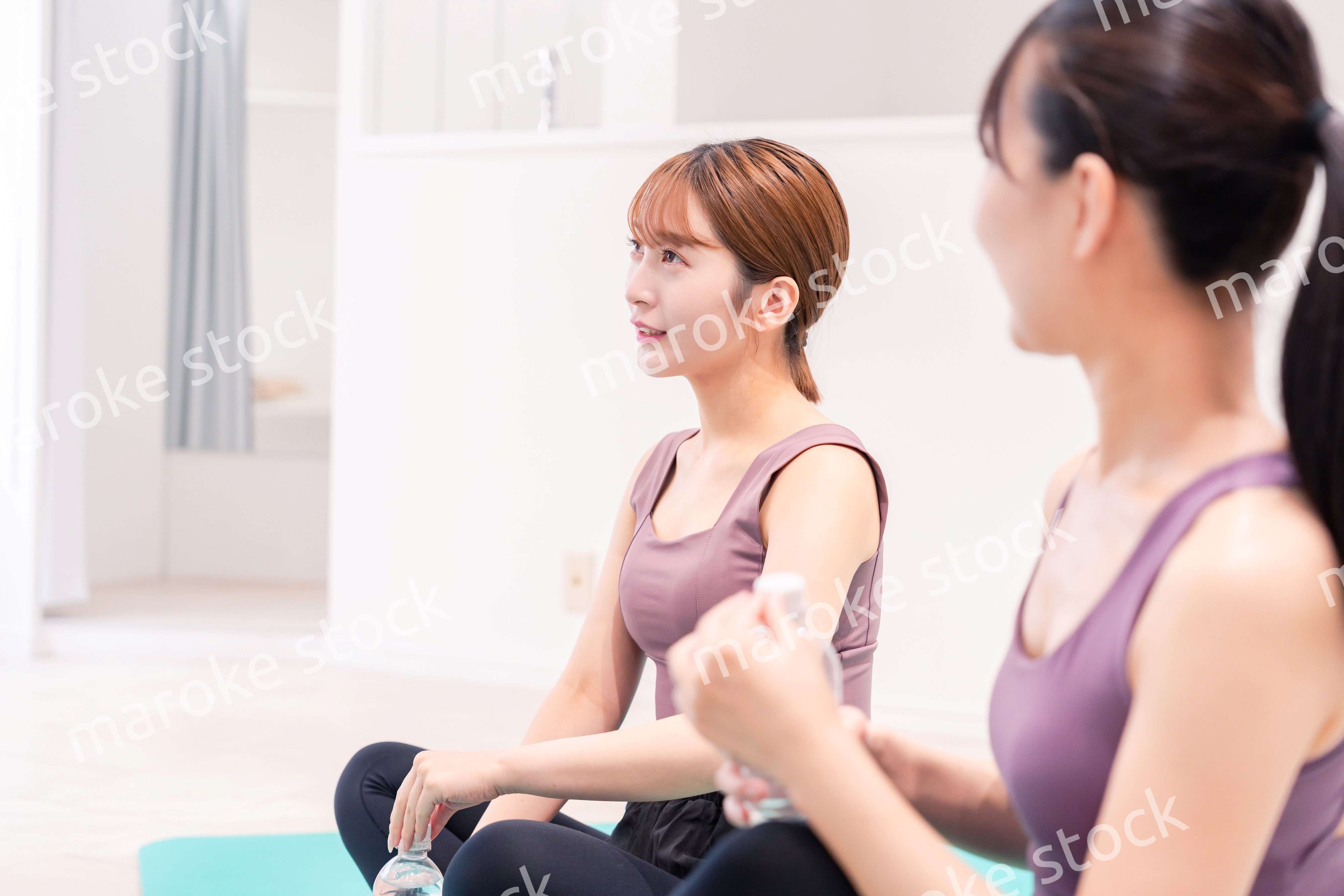 ヨガ教室でヨガをする2人の女性