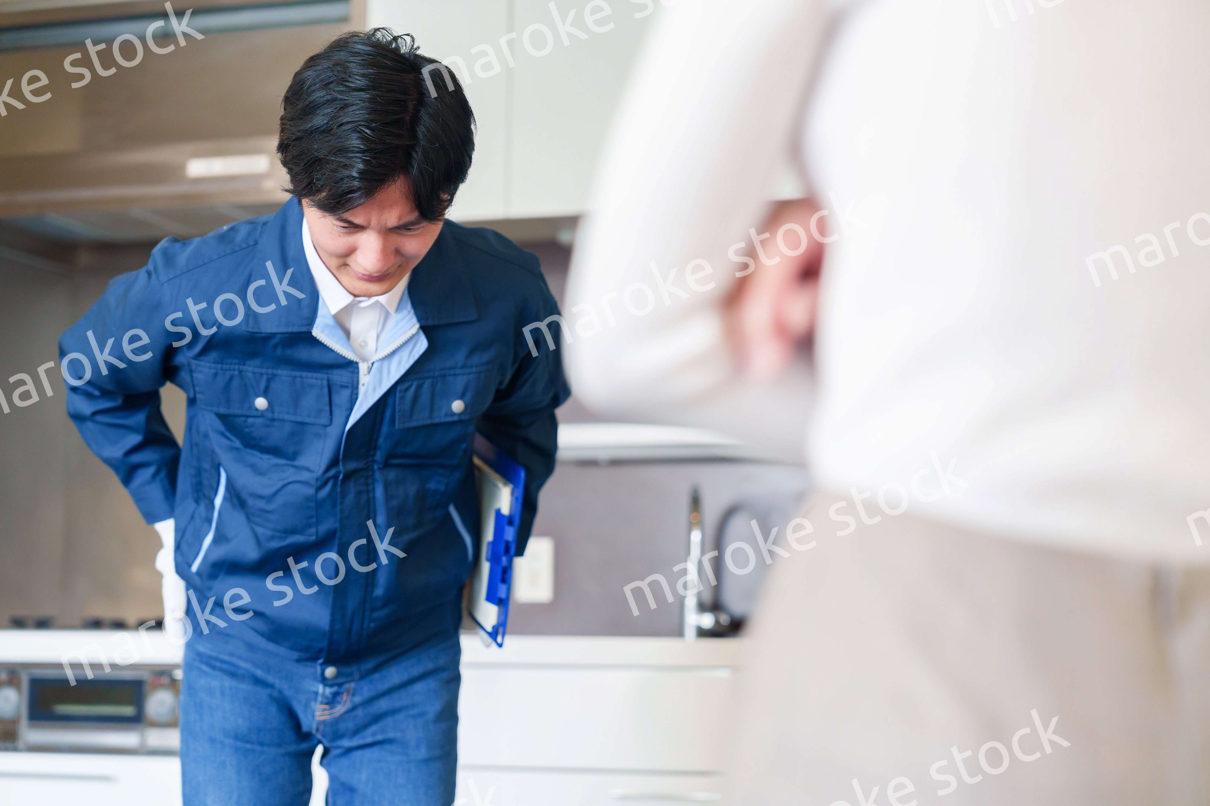 お客様に頭を下げてお詫びをする作業員の男性