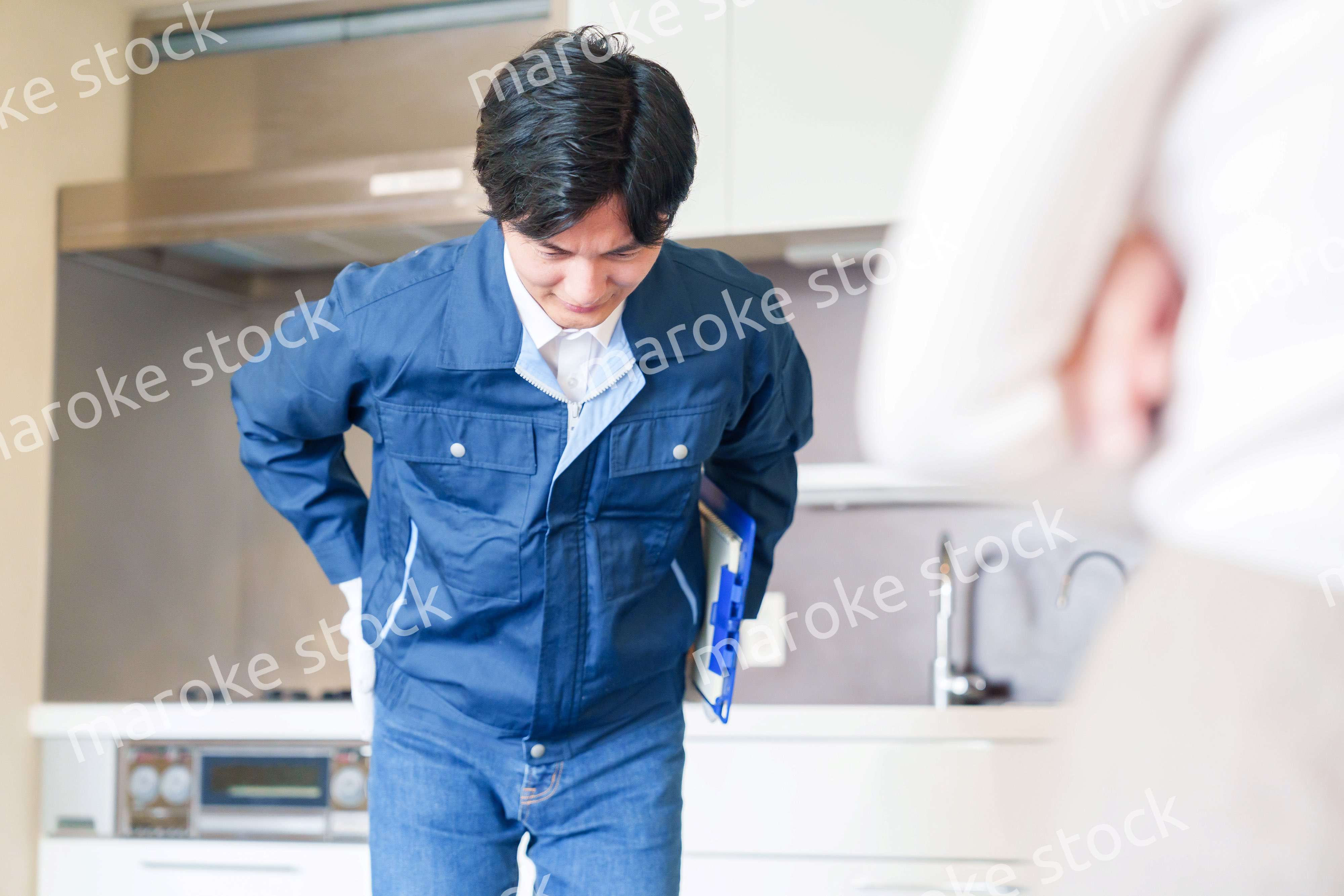 お客様に頭を下げてお詫びをする作業員の男性