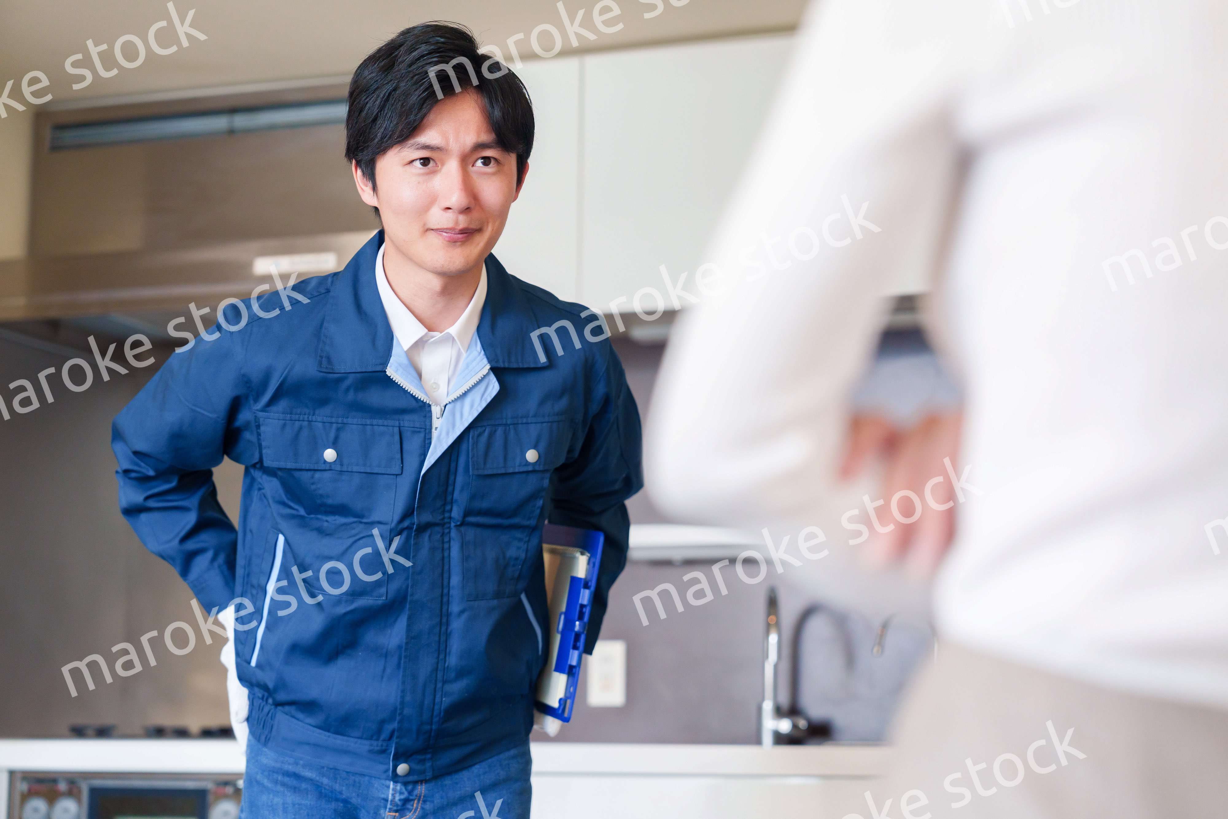 お客様に頭を下げてお詫びをする作業員の男性