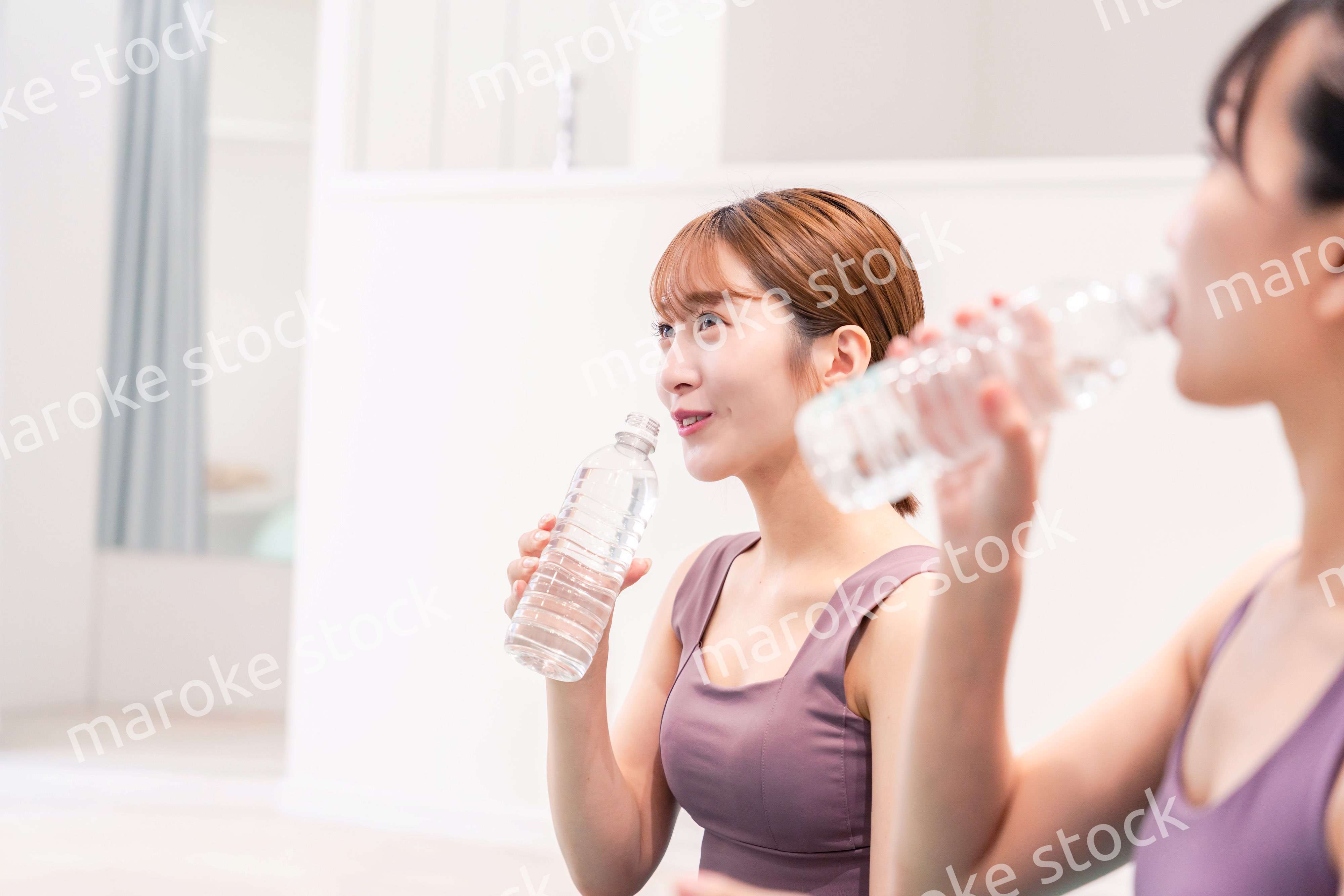 ヨガ教室でヨガをする2人の女性