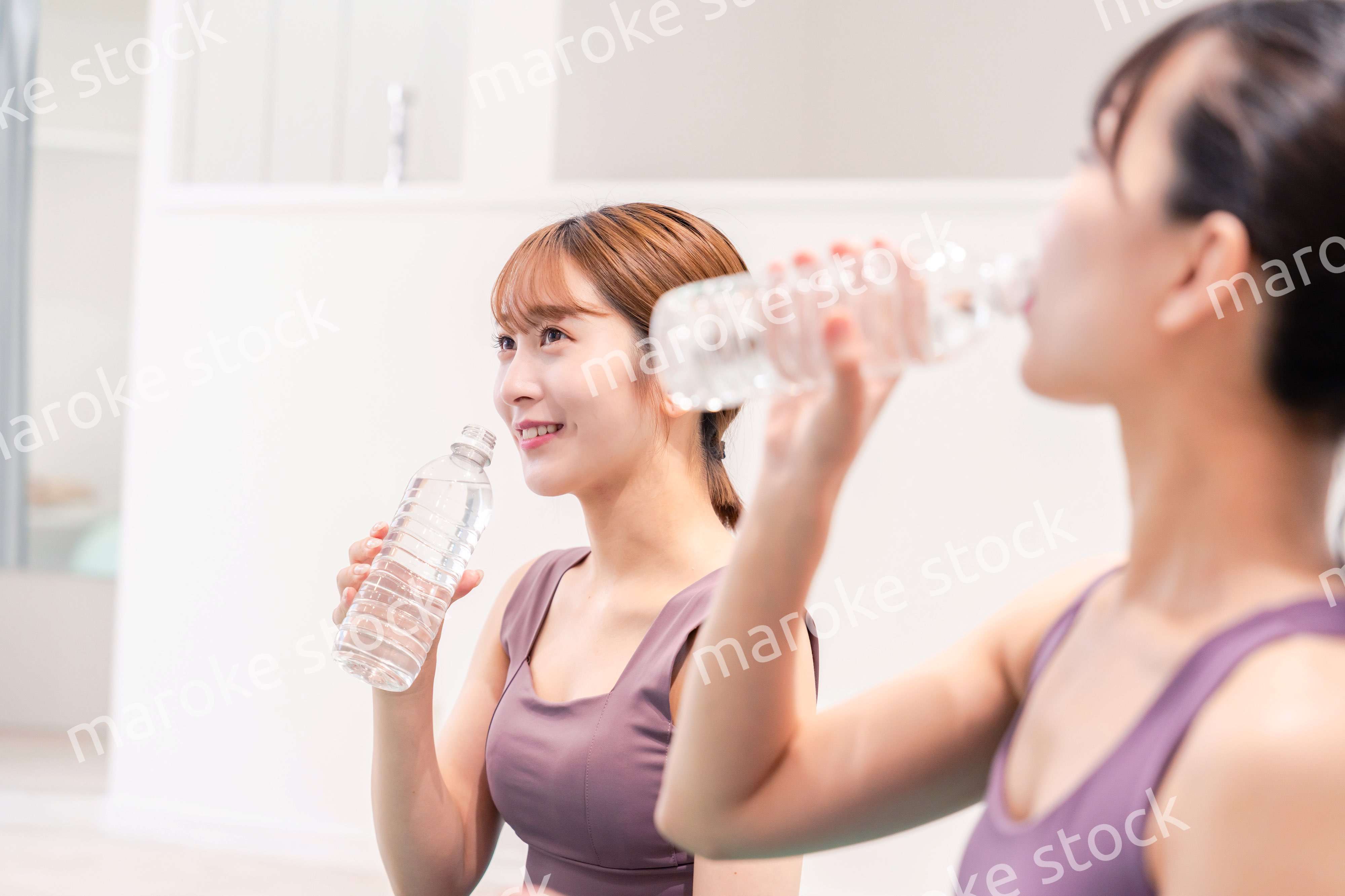 ヨガ教室でヨガをする2人の女性