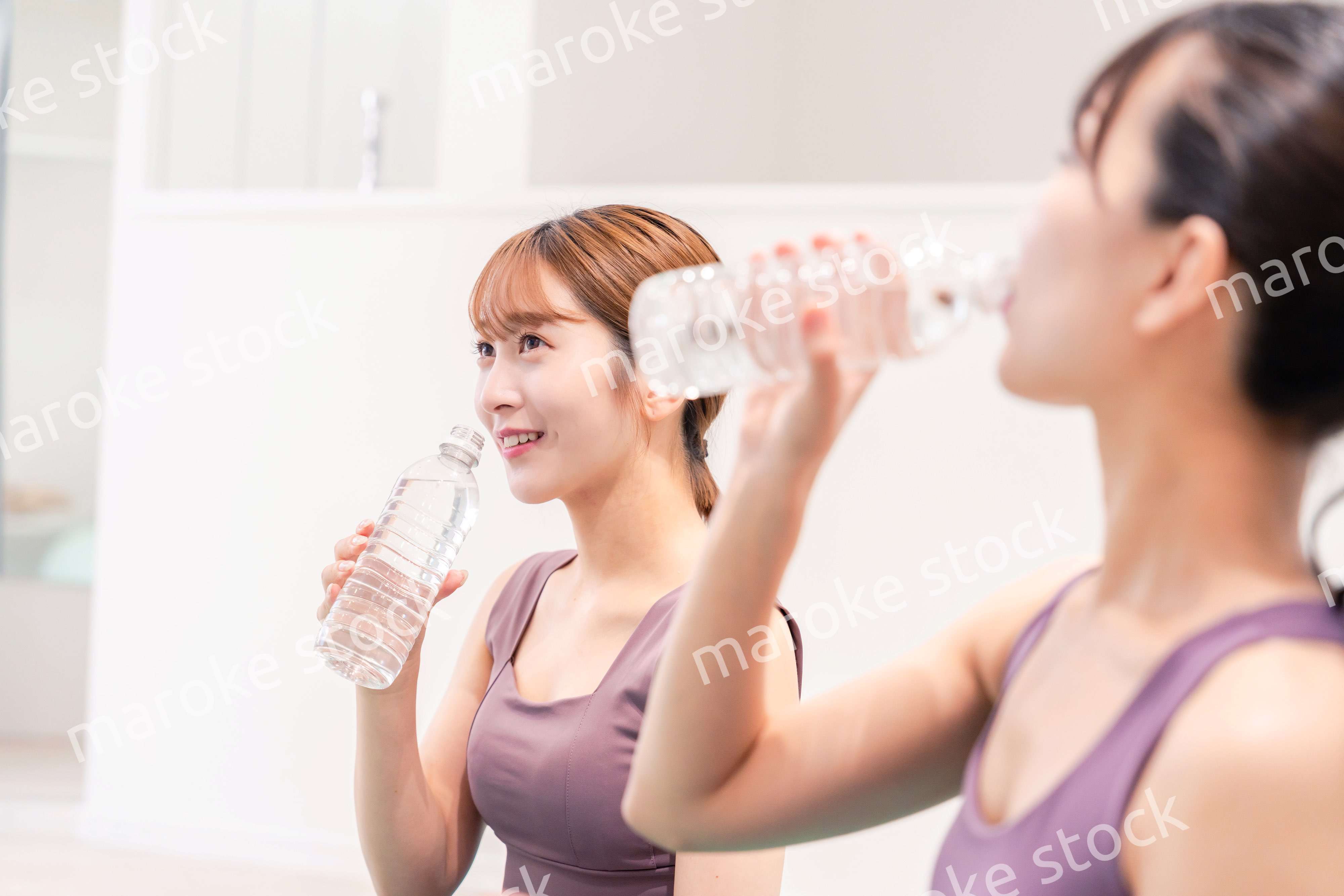 ヨガ教室でヨガをする2人の女性