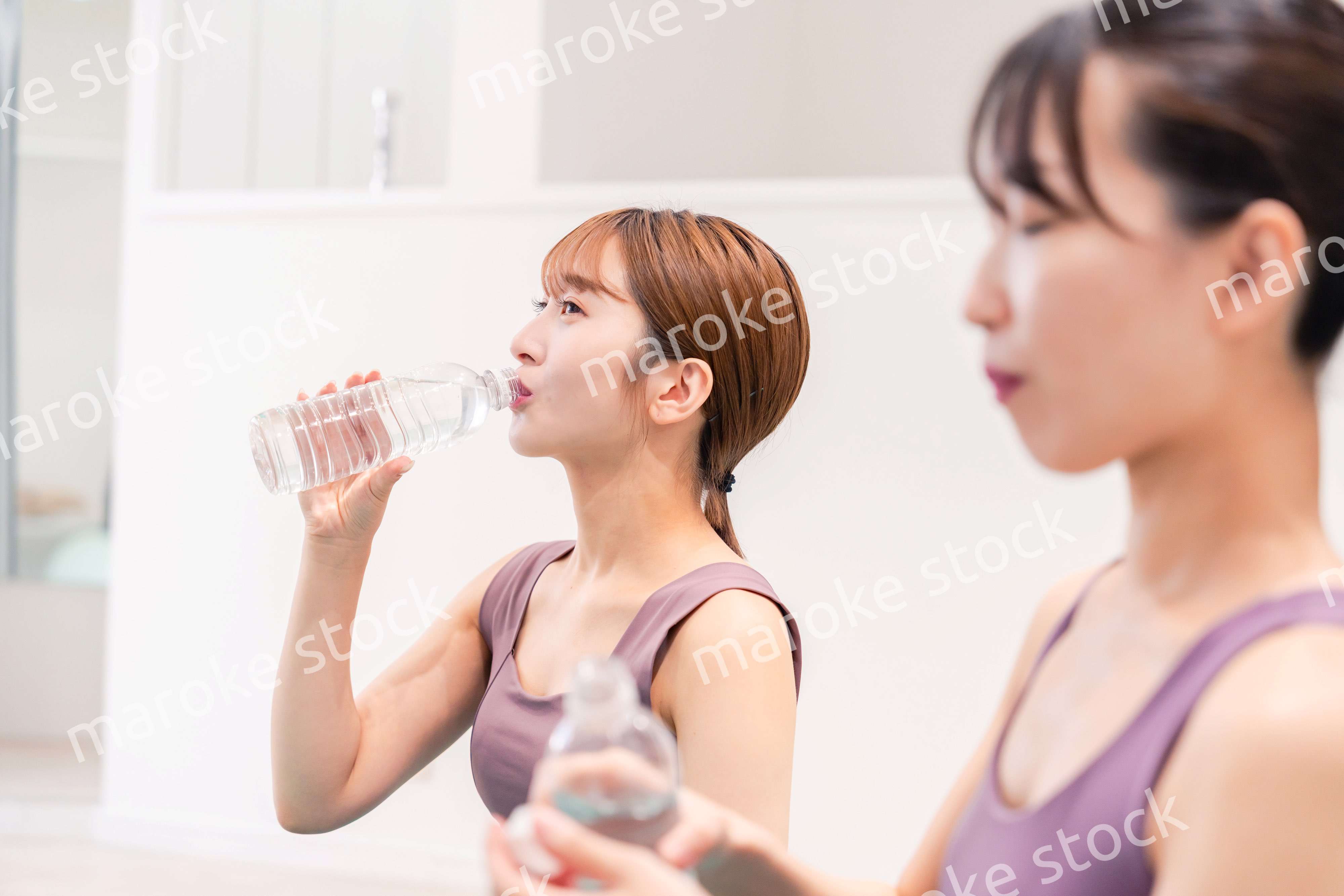 ヨガ教室でヨガをする2人の女性