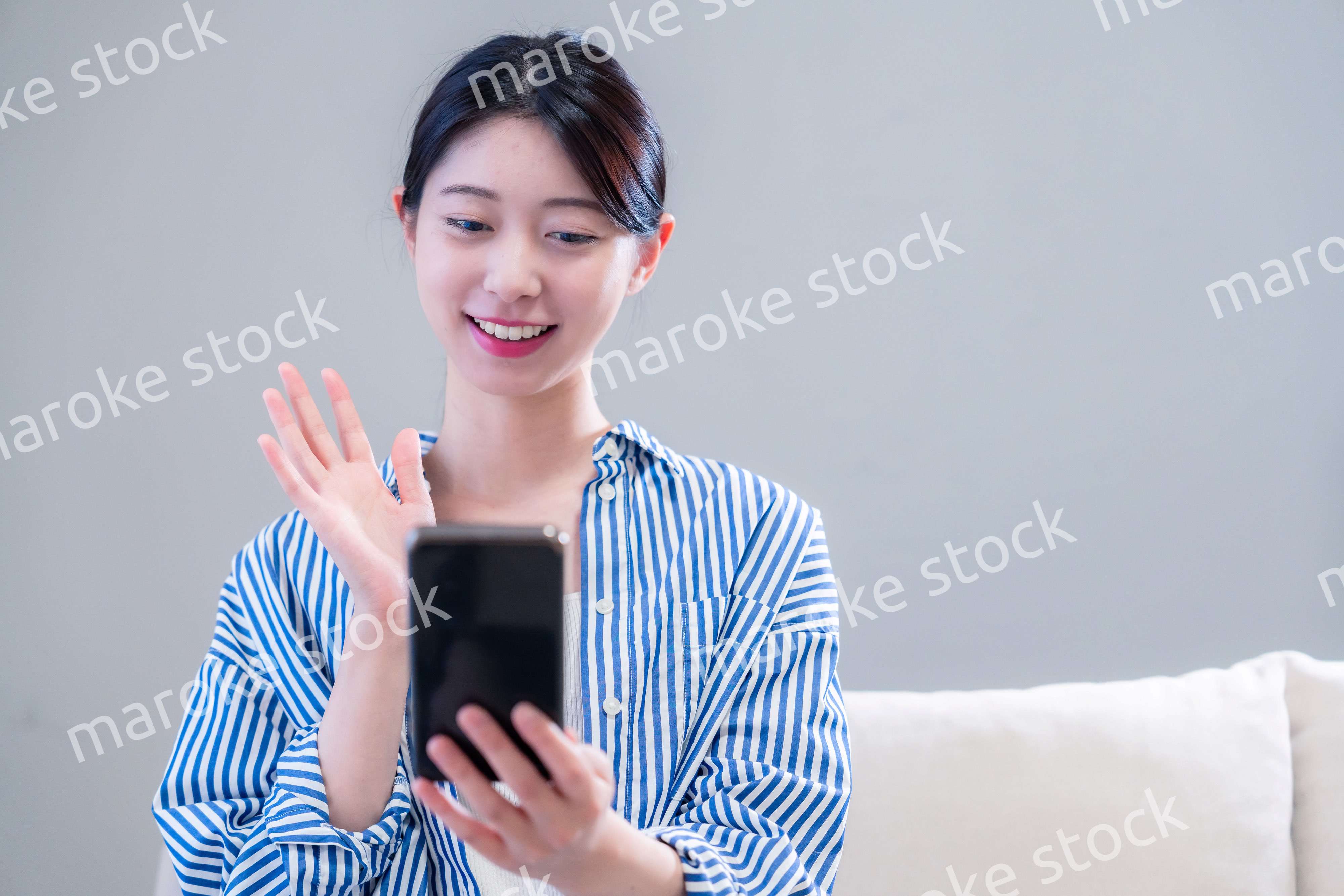 スマホでビデオ通話をする若い女性