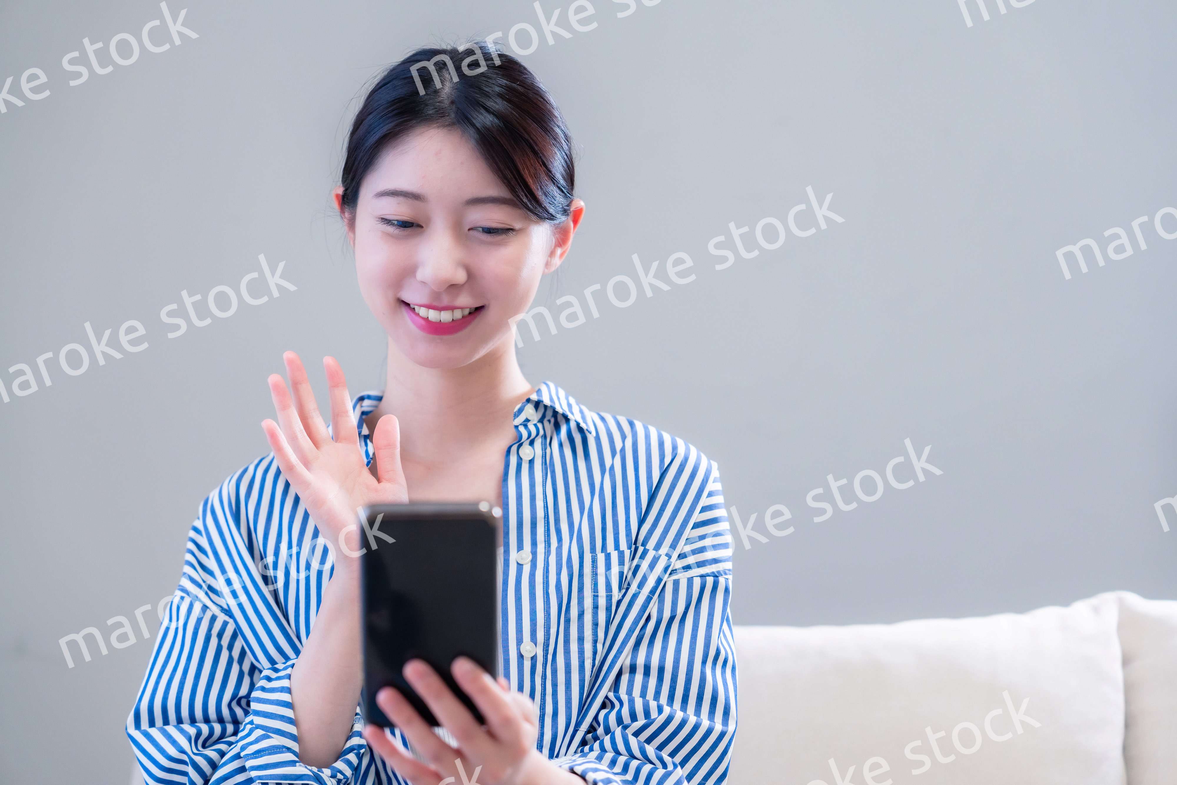 スマホでビデオ通話をする若い女性