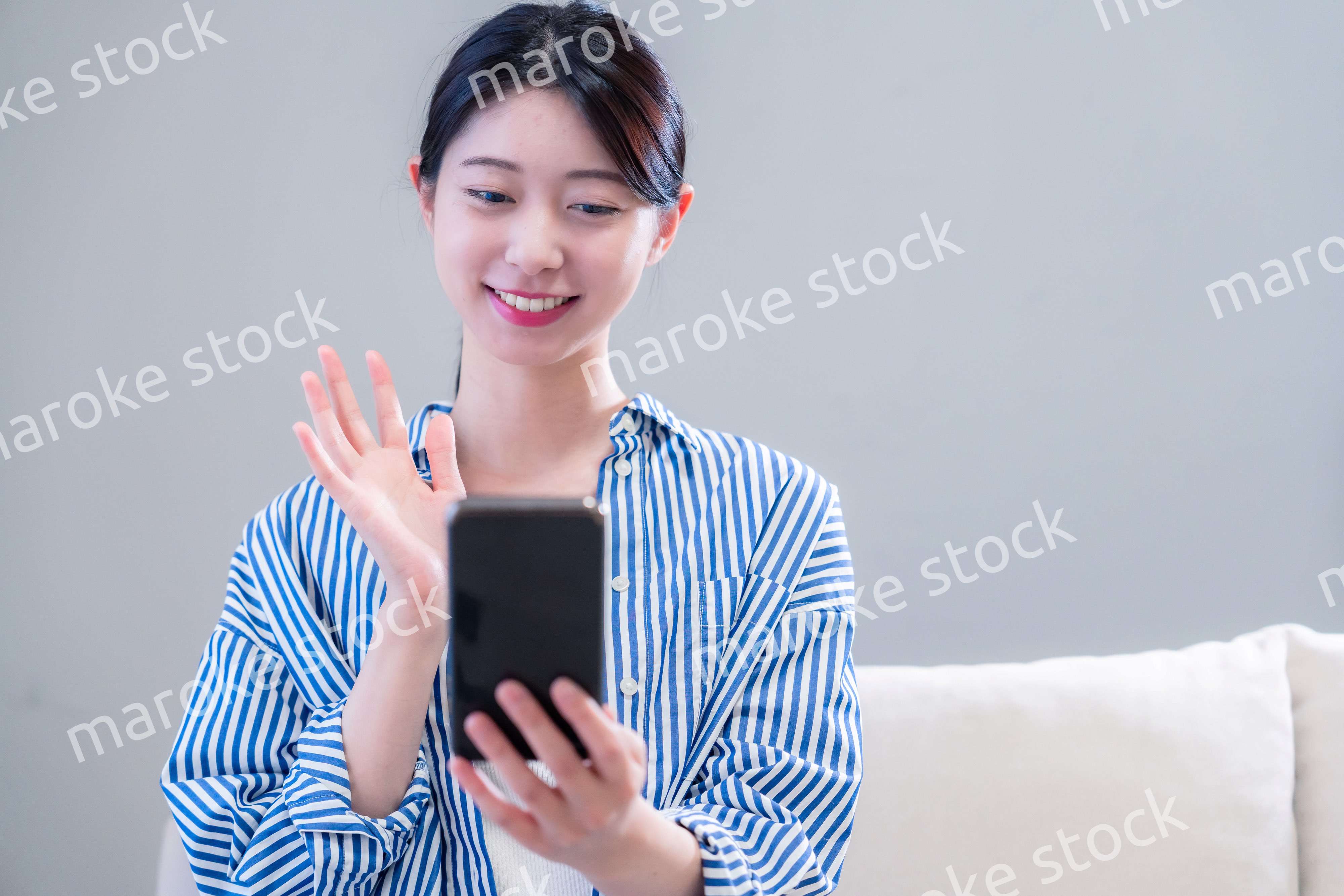 スマホでビデオ通話をする若い女性