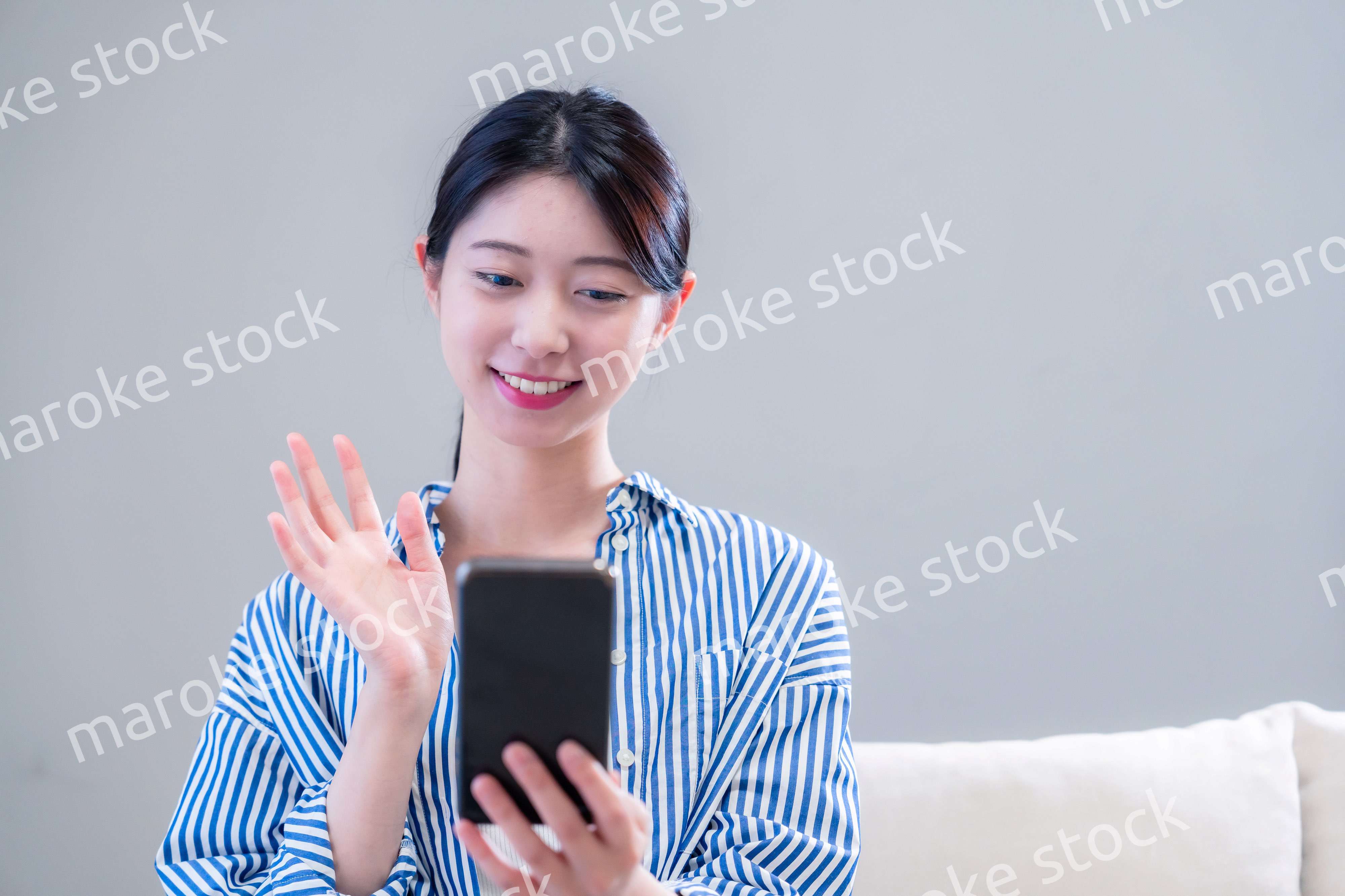 スマホでビデオ通話をする若い女性