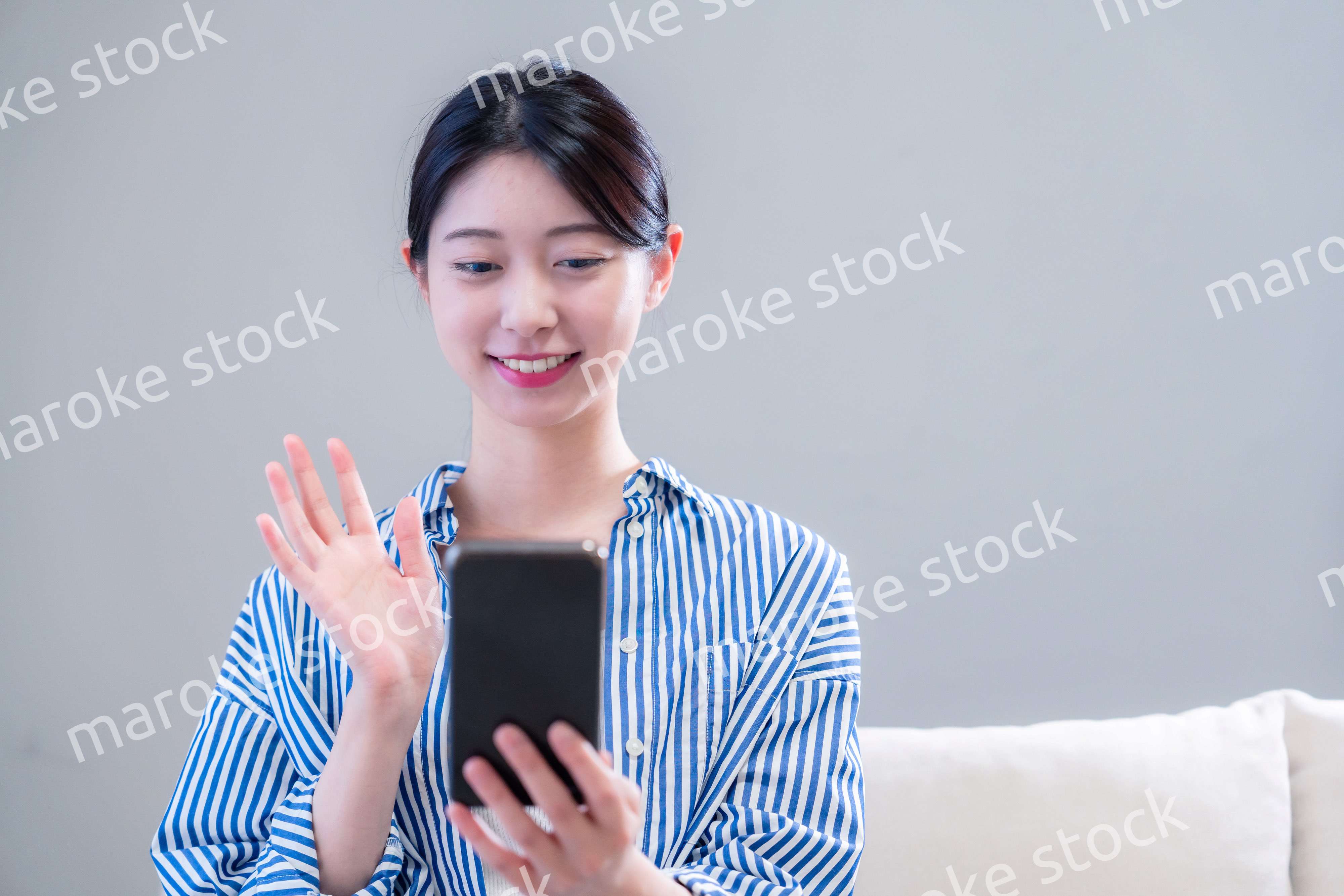 スマホでビデオ通話をする若い女性