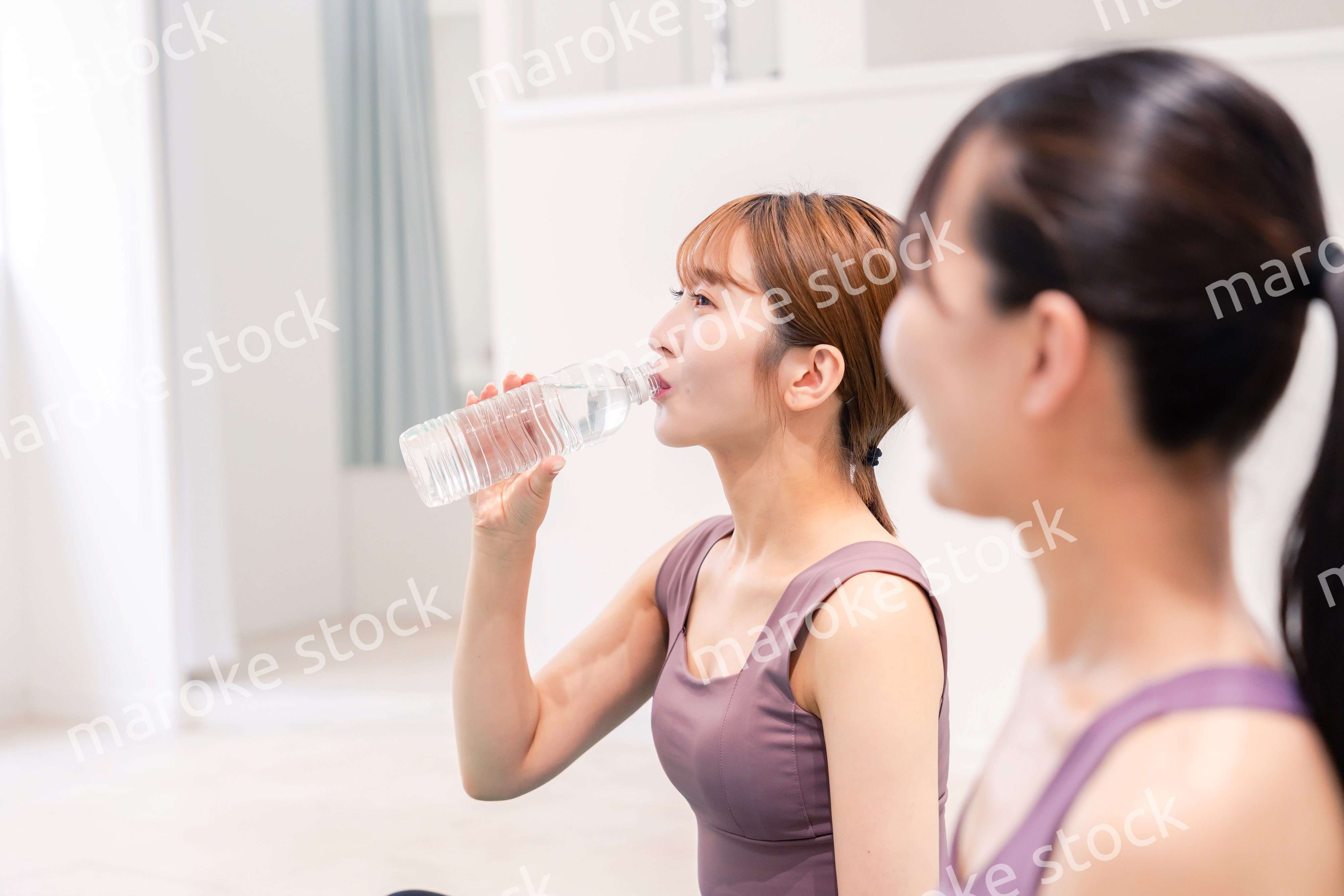 ヨガ教室でヨガをする2人の女性