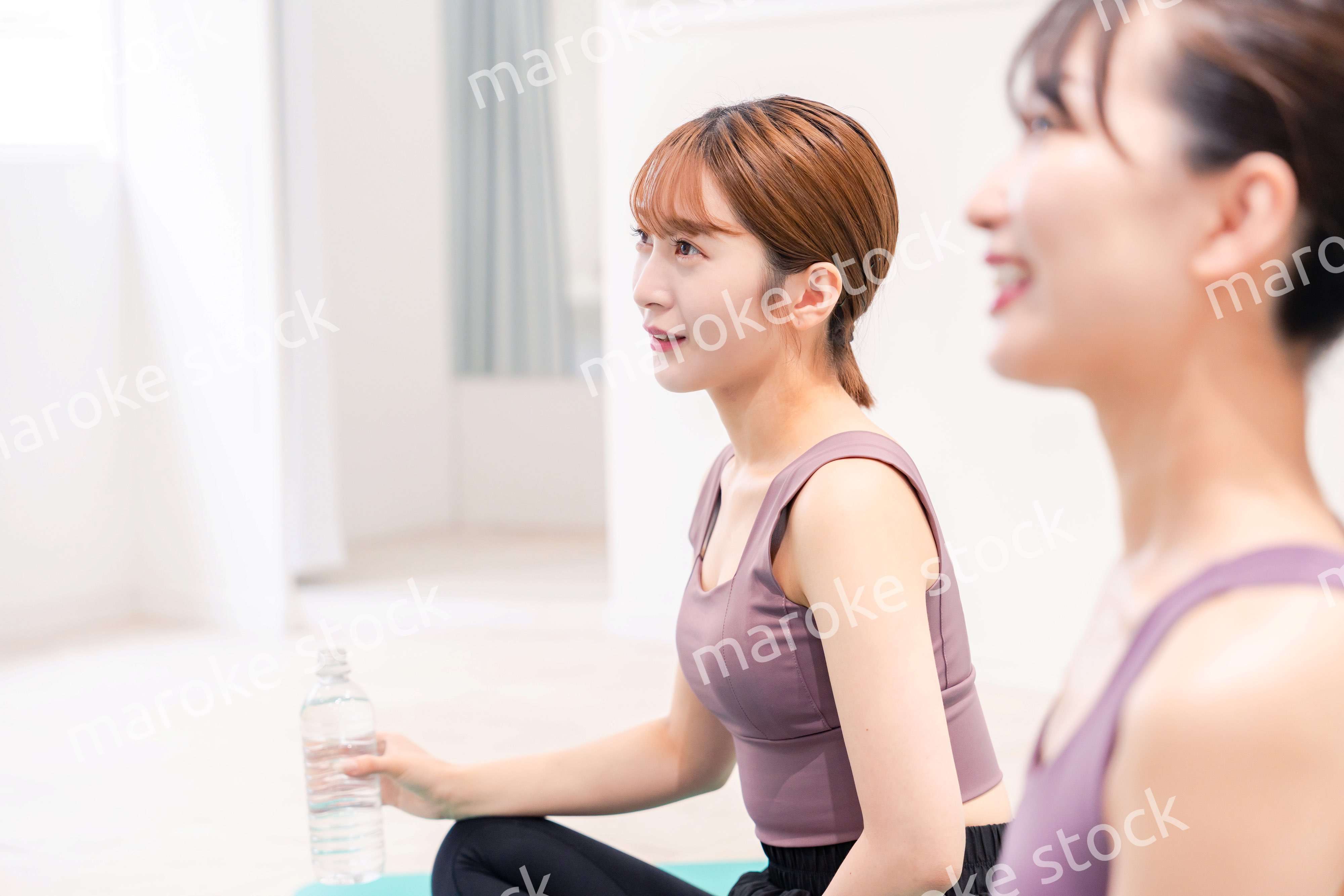 ヨガ教室でヨガをする2人の女性