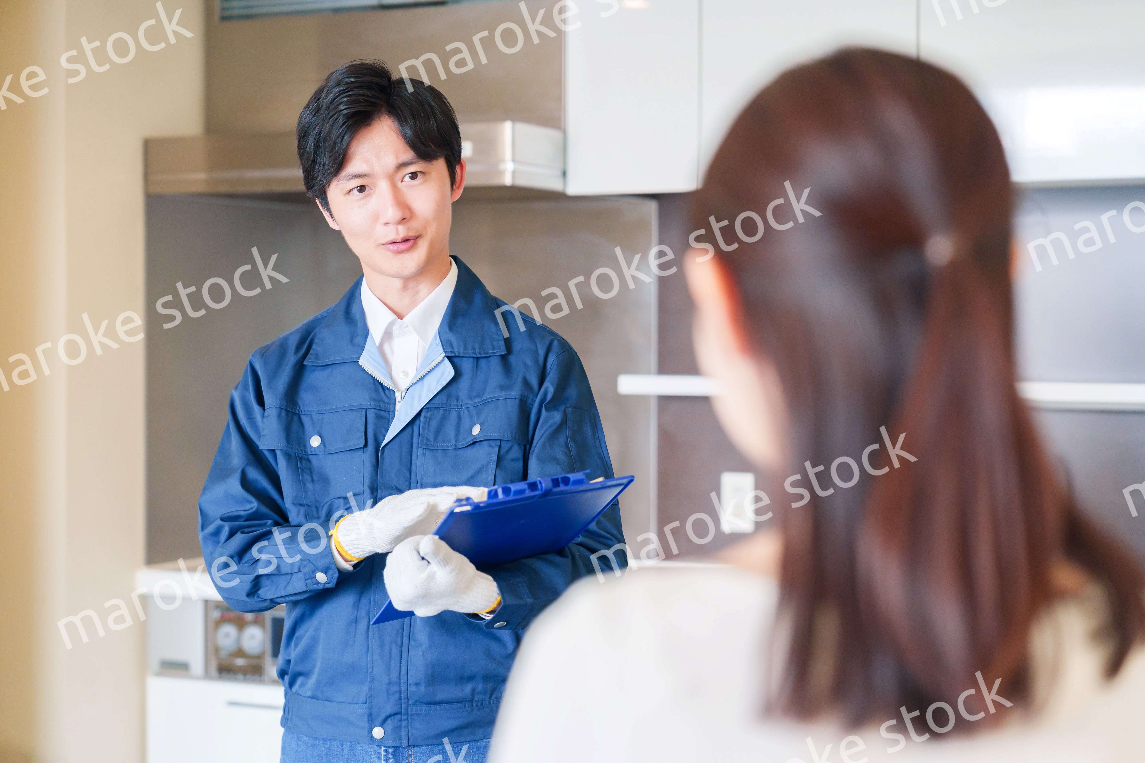 マンションを戸別訪問して点検をする業者の男性