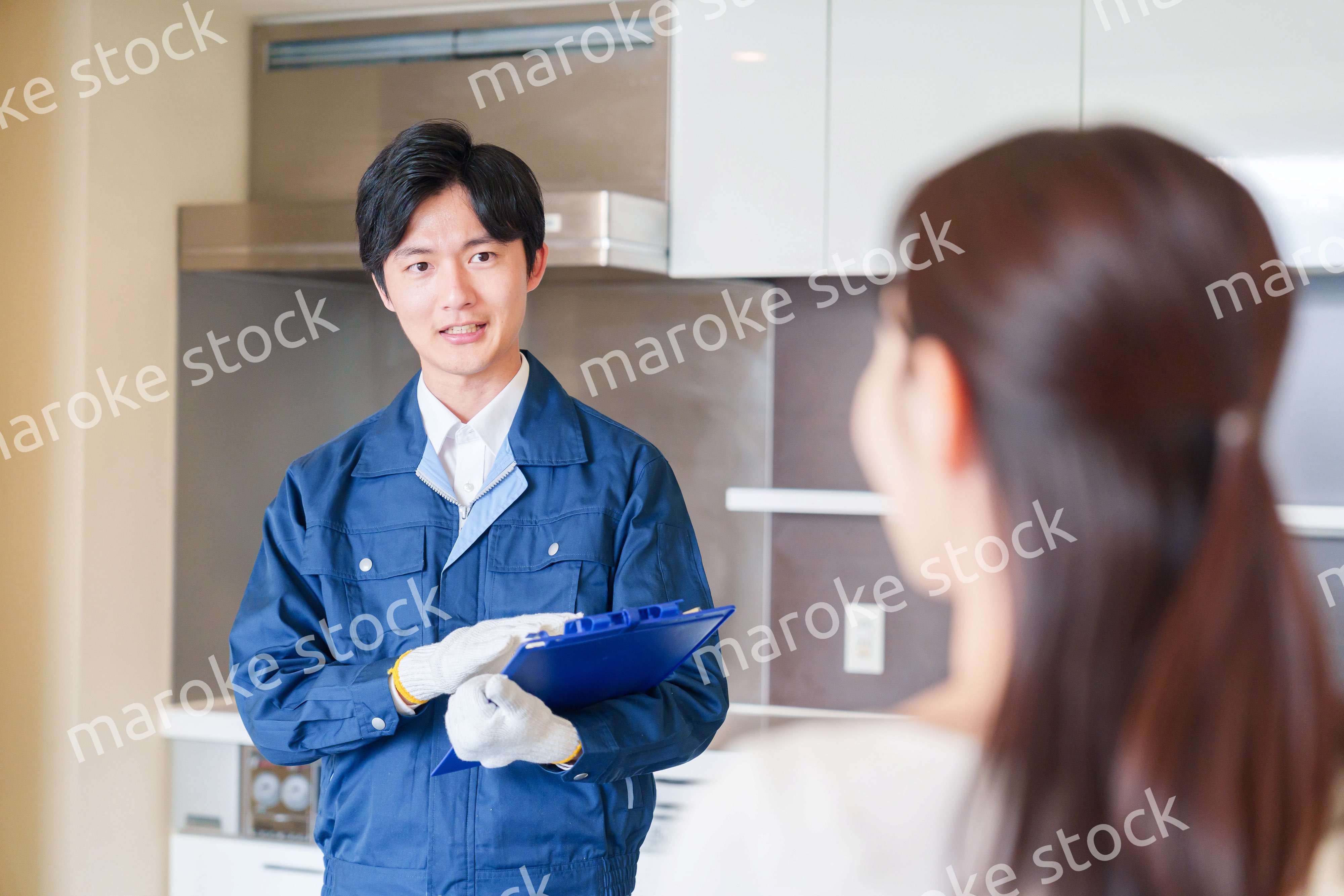 マンションを戸別訪問して点検をする業者の男性