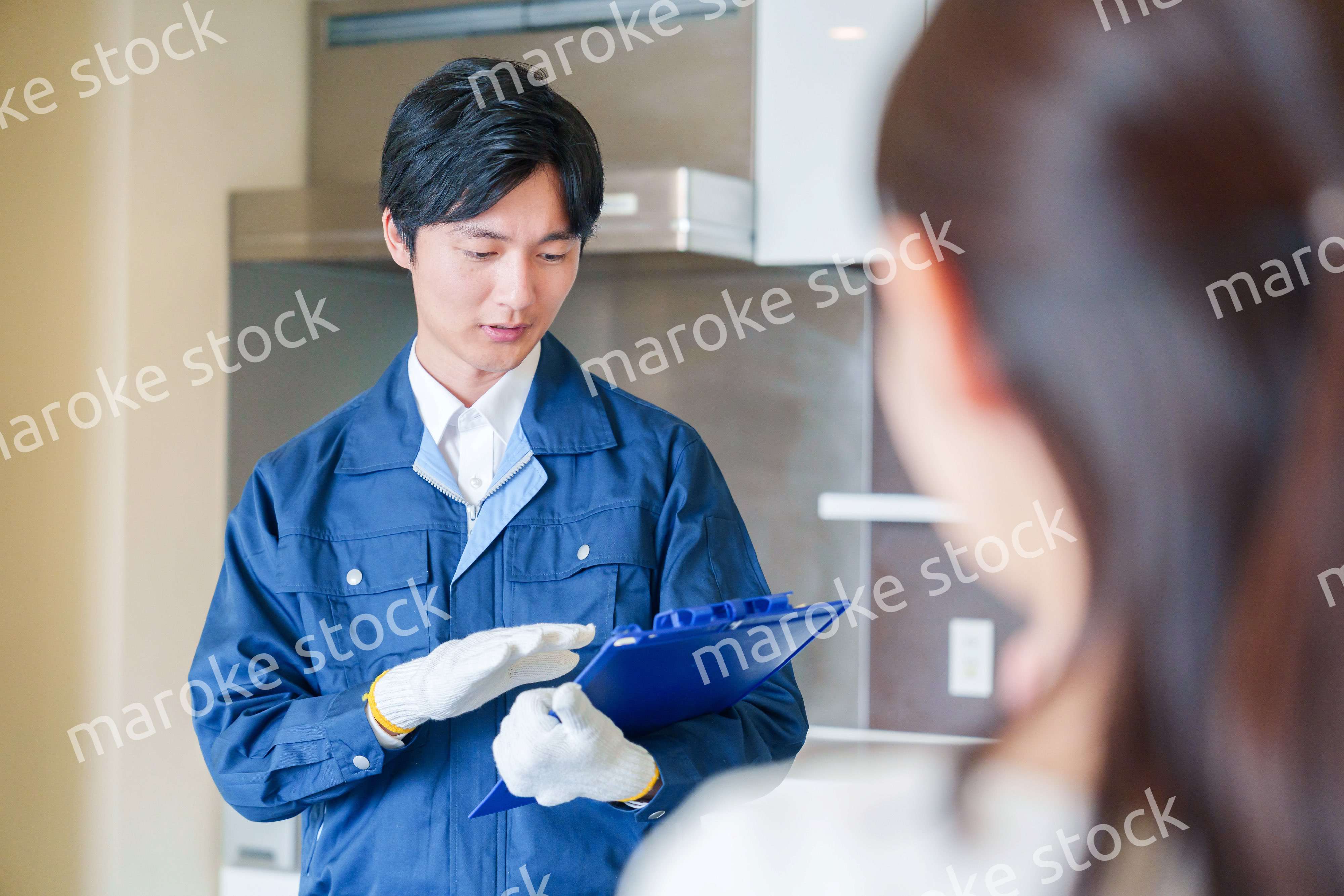 マンションを戸別訪問して点検をする業者の男性