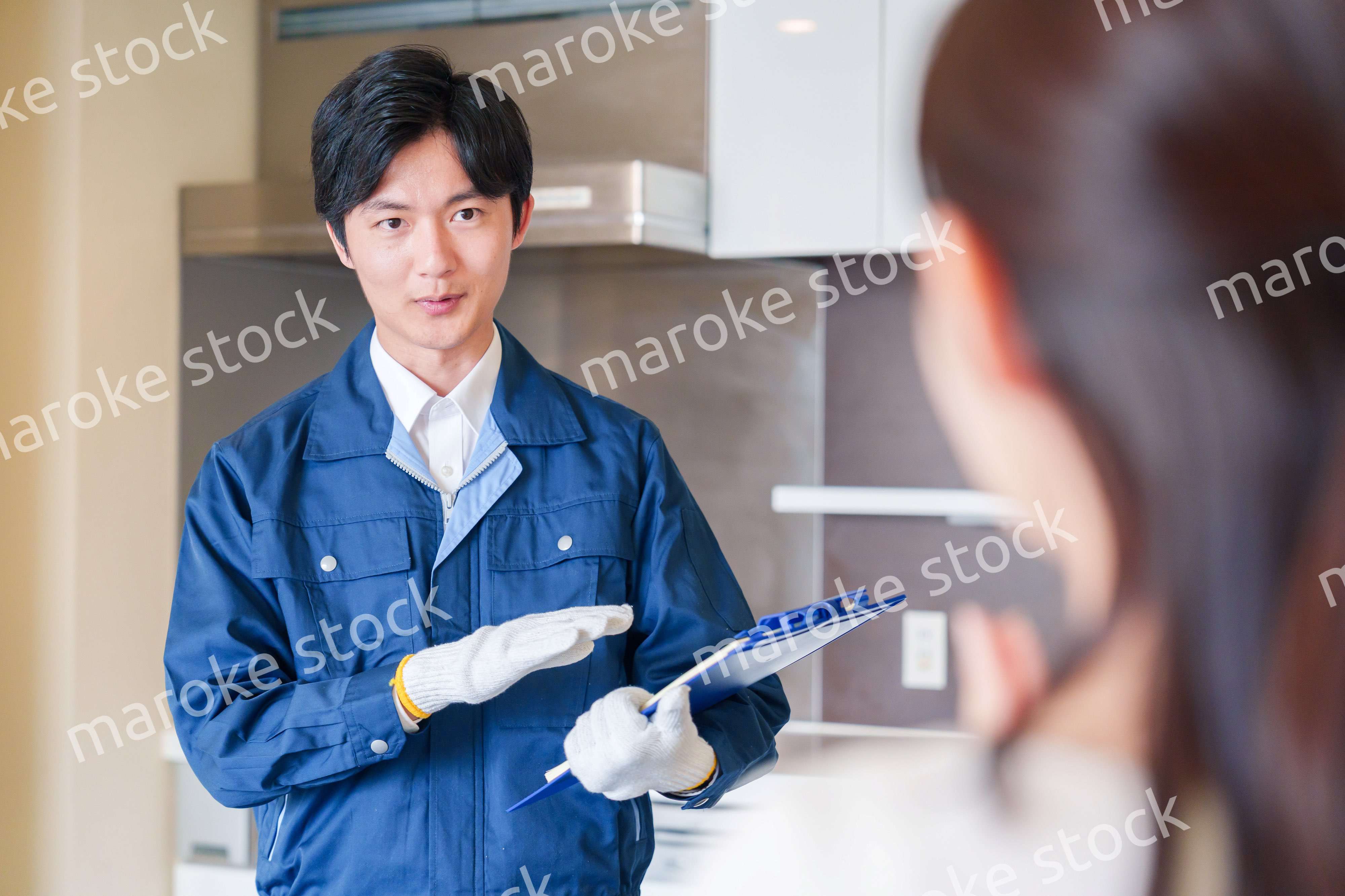 マンションを戸別訪問して点検をする業者の男性