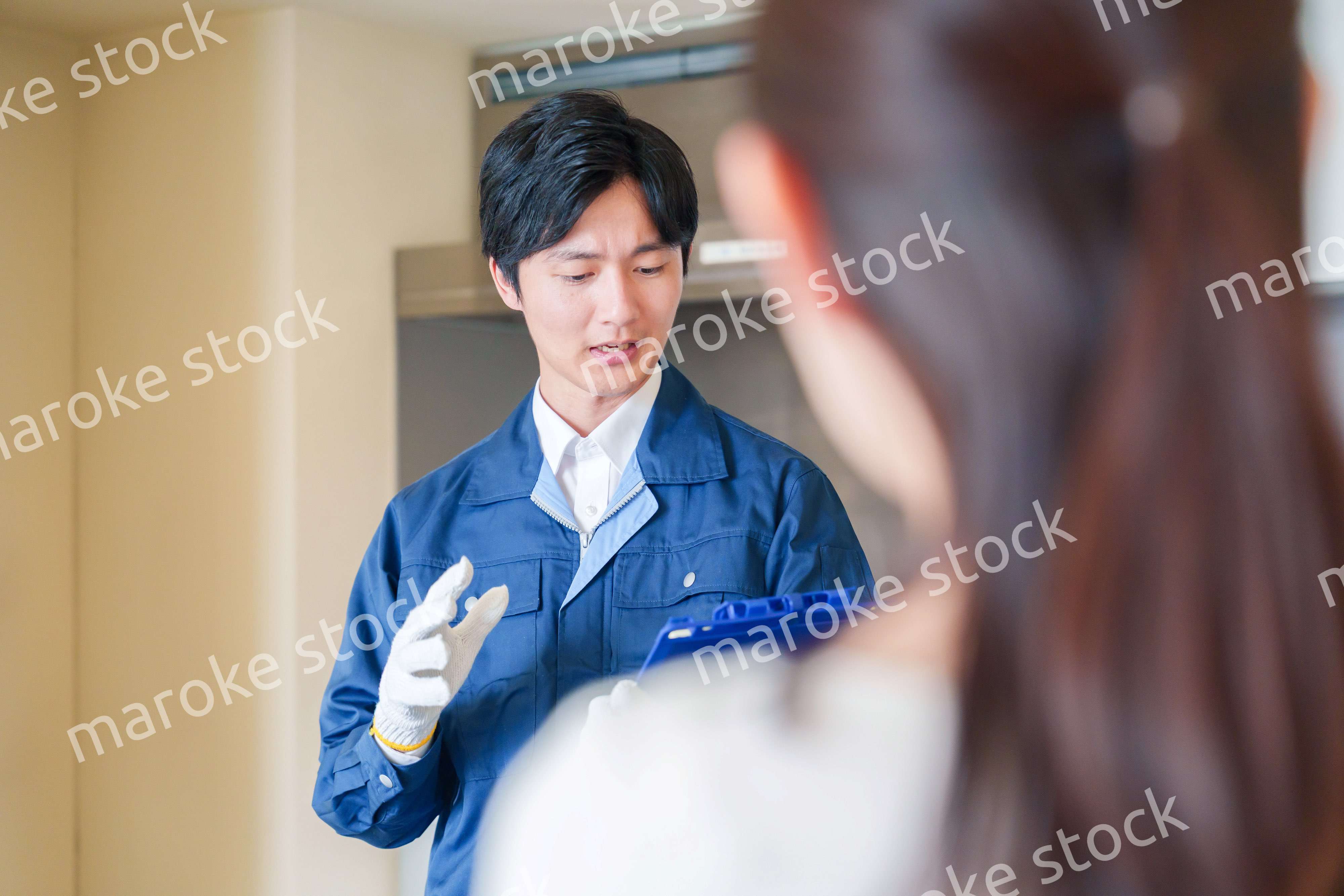 マンションを戸別訪問して点検をする業者の男性