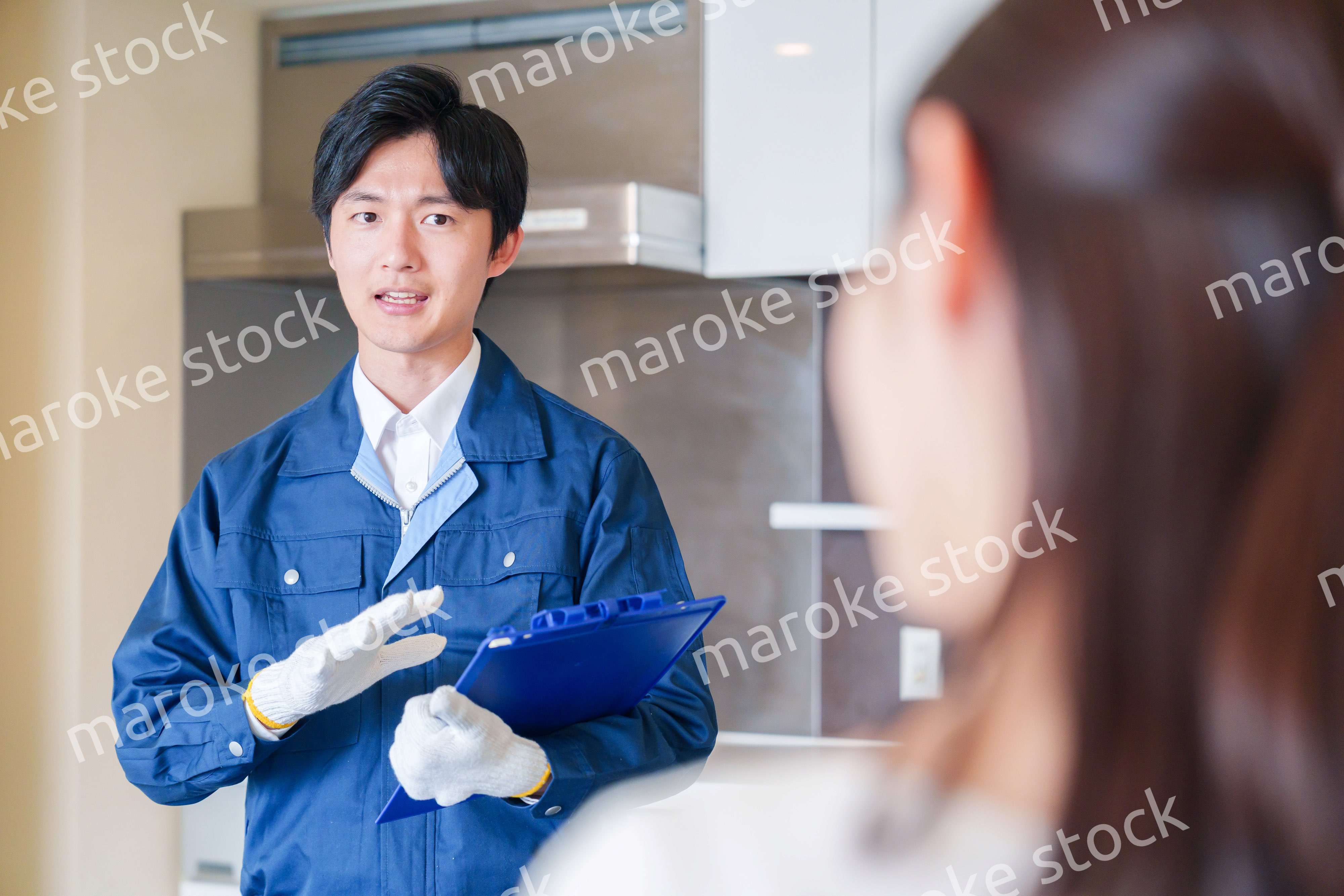 マンションを戸別訪問して点検をする業者の男性