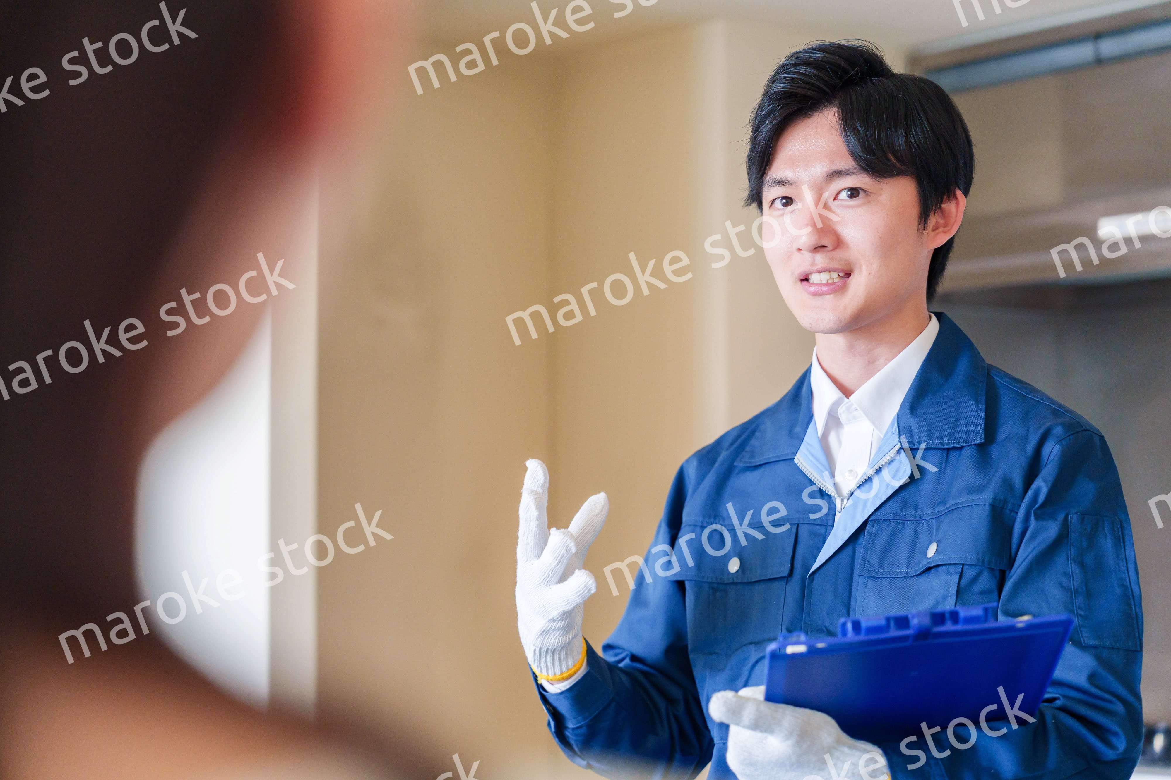 マンションを戸別訪問して点検をする業者の男性