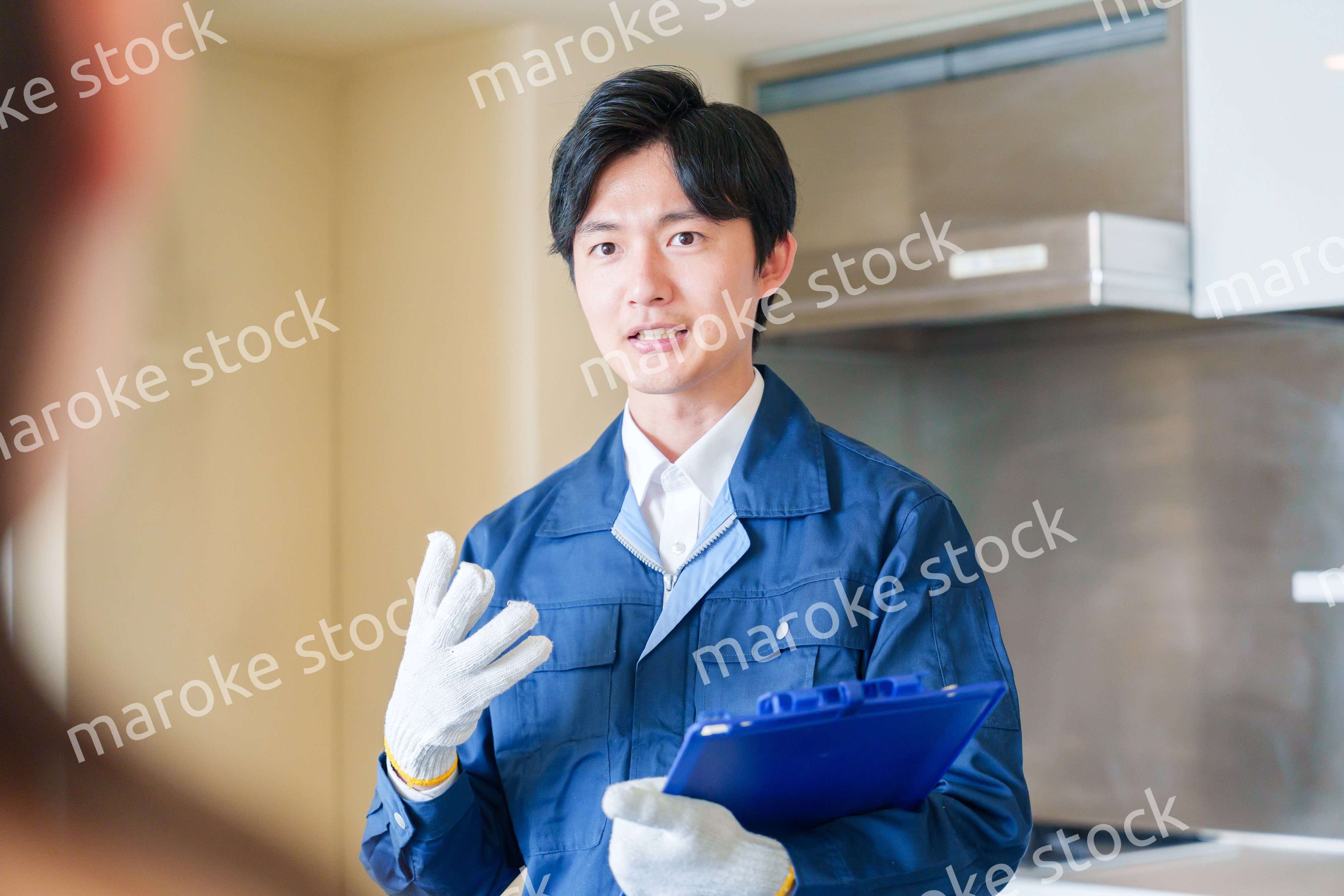 マンションを戸別訪問して点検をする業者の男性