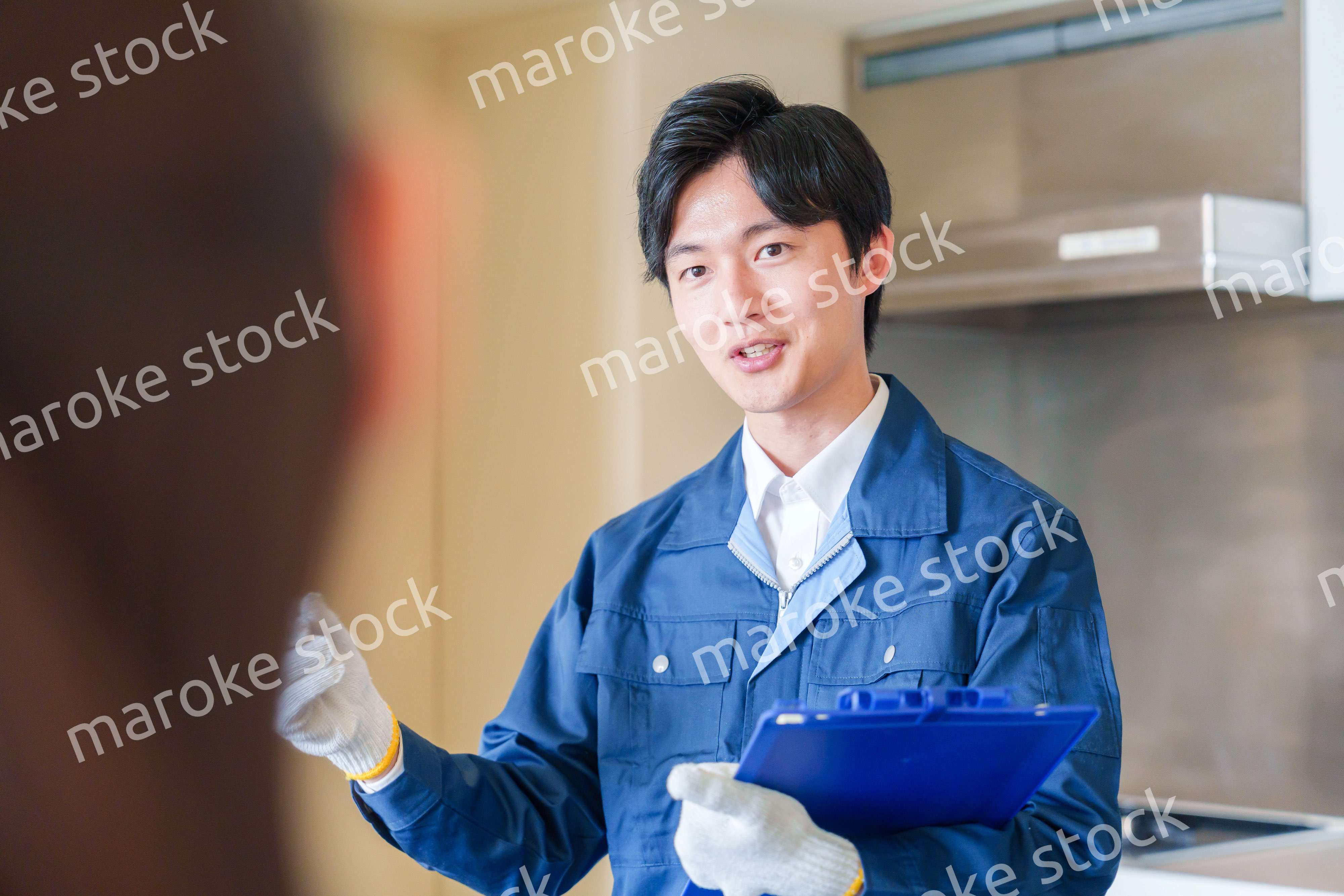 マンションを戸別訪問して点検をする業者の男性