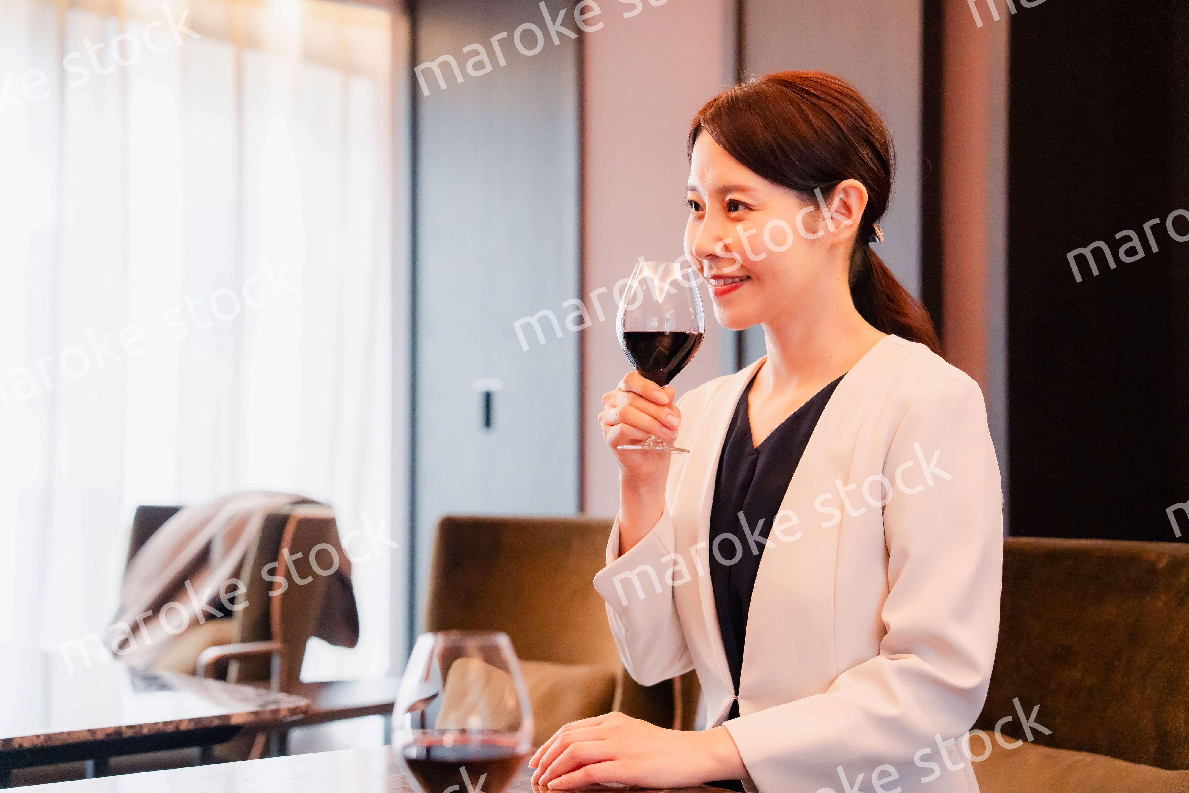 ワインの香りを楽しむ若い女性