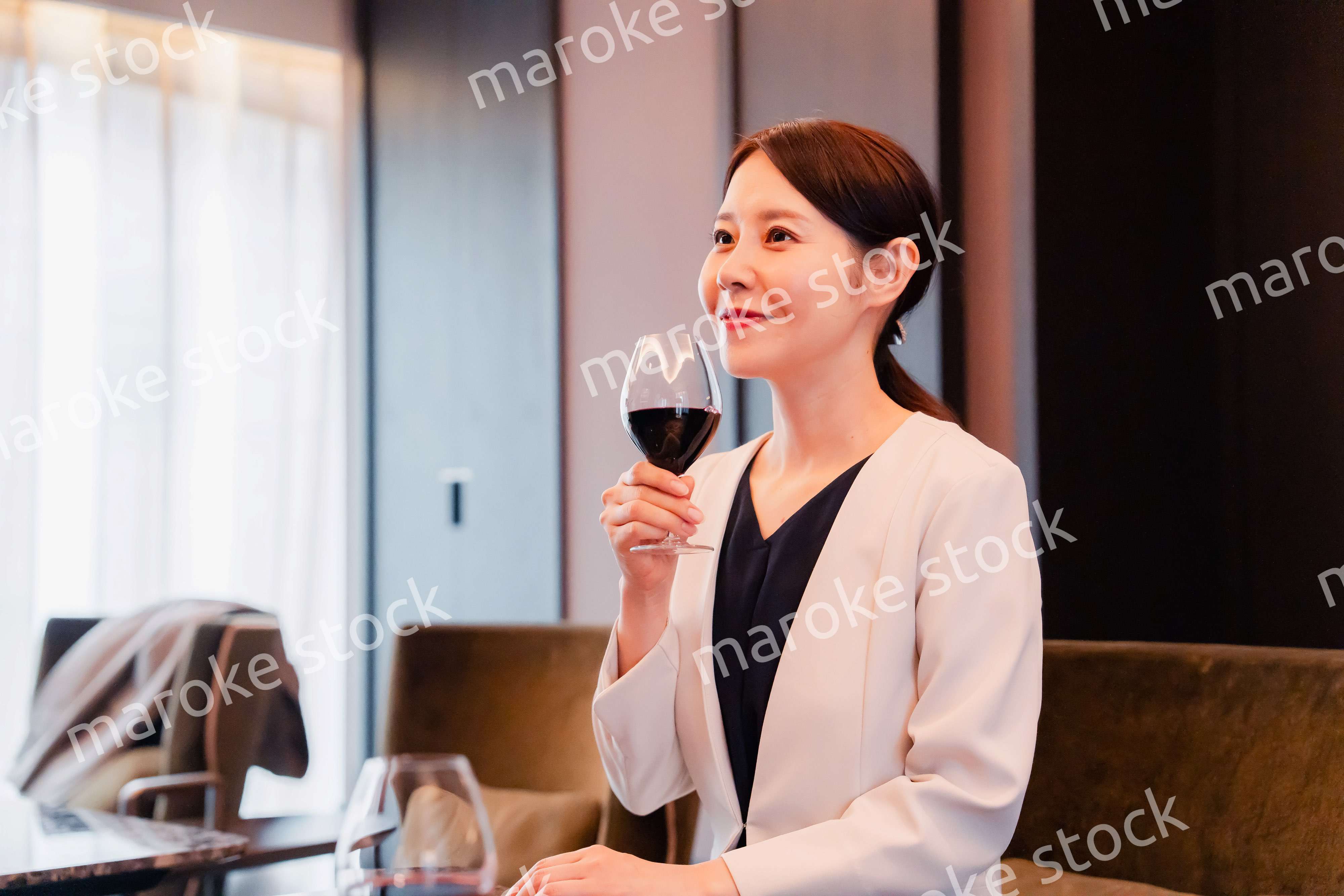 ワインの香りを楽しむ若い女性