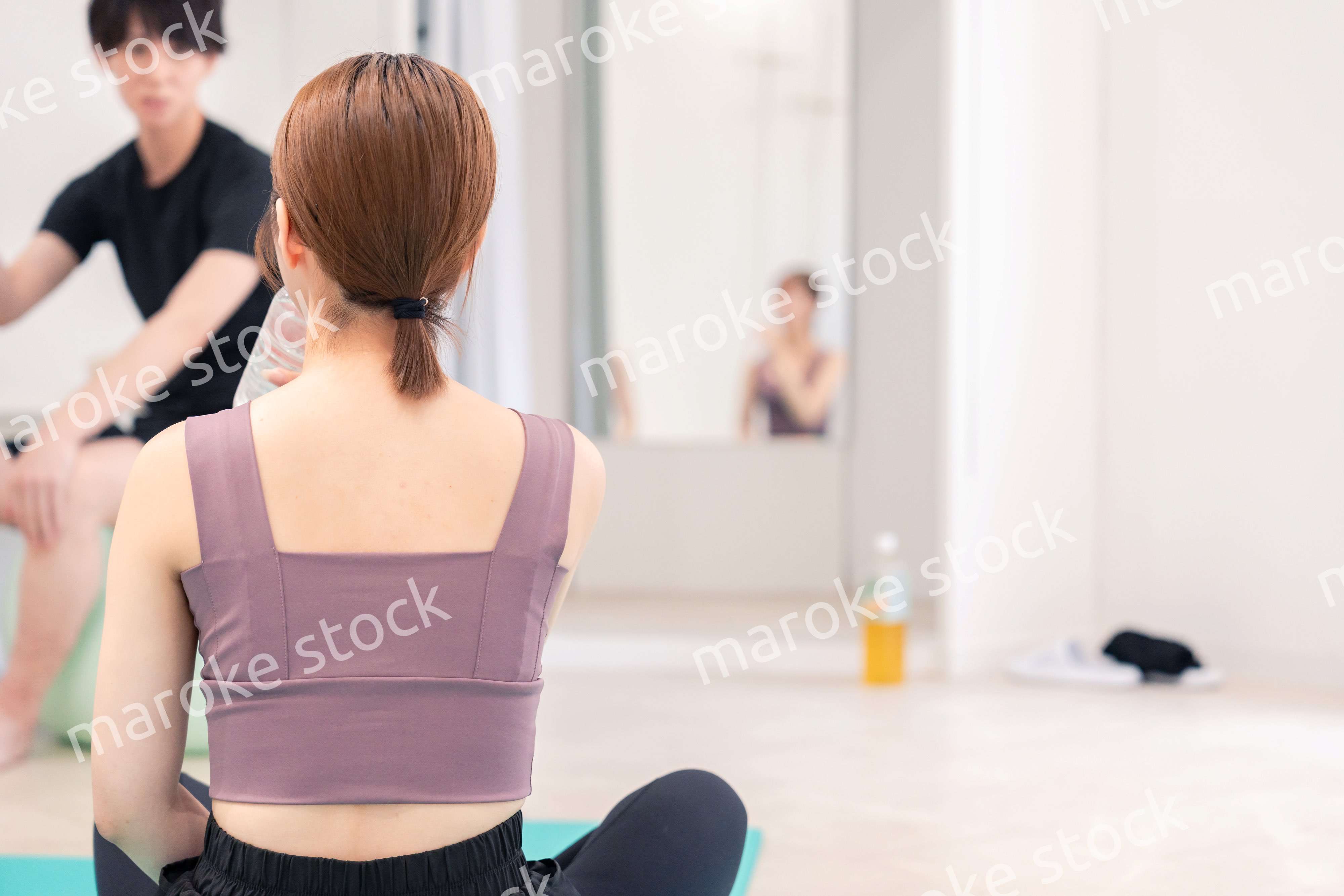 ジムで体を鍛える若い女性