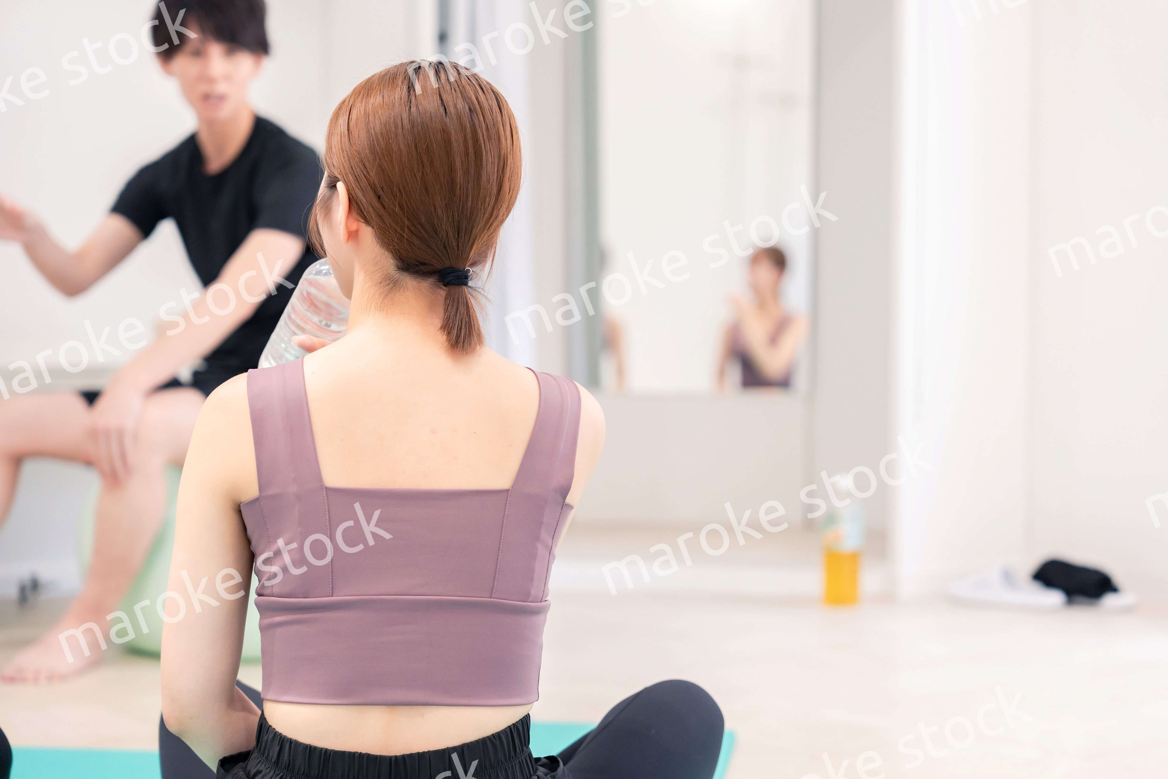 ジムで体を鍛える若い女性