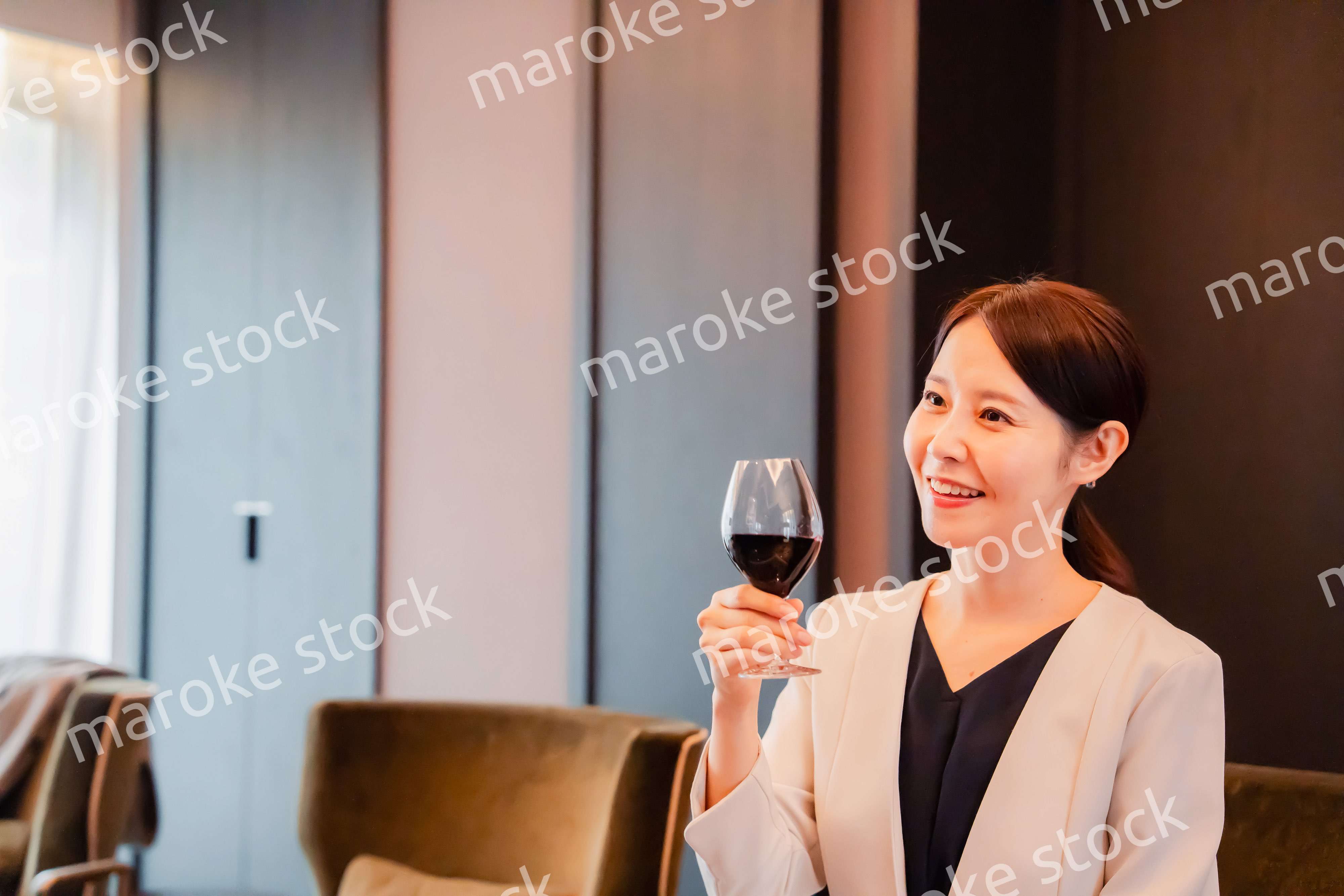 ワインの香りを楽しむ若い女性