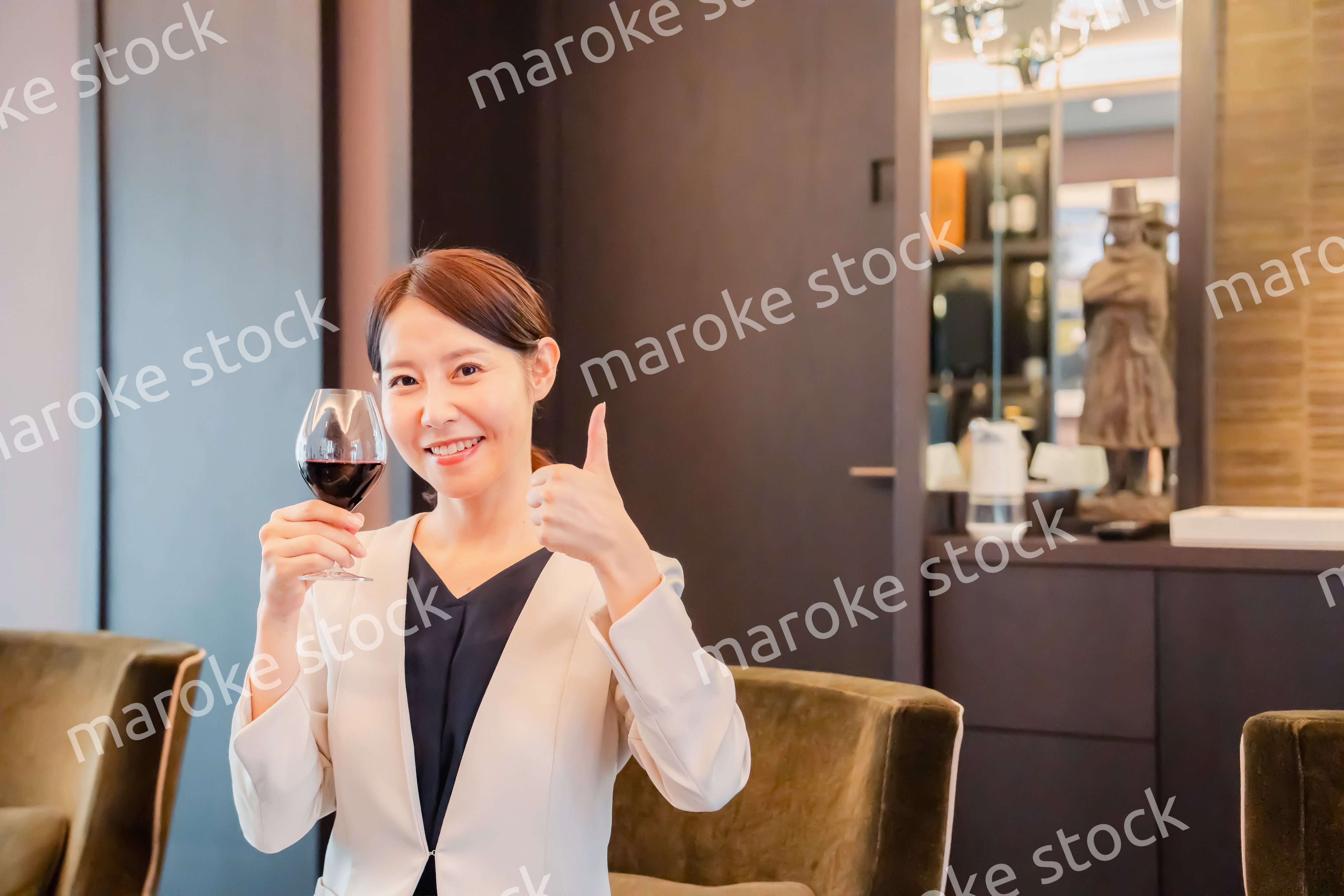 ワインの香りを楽しむ若い女性