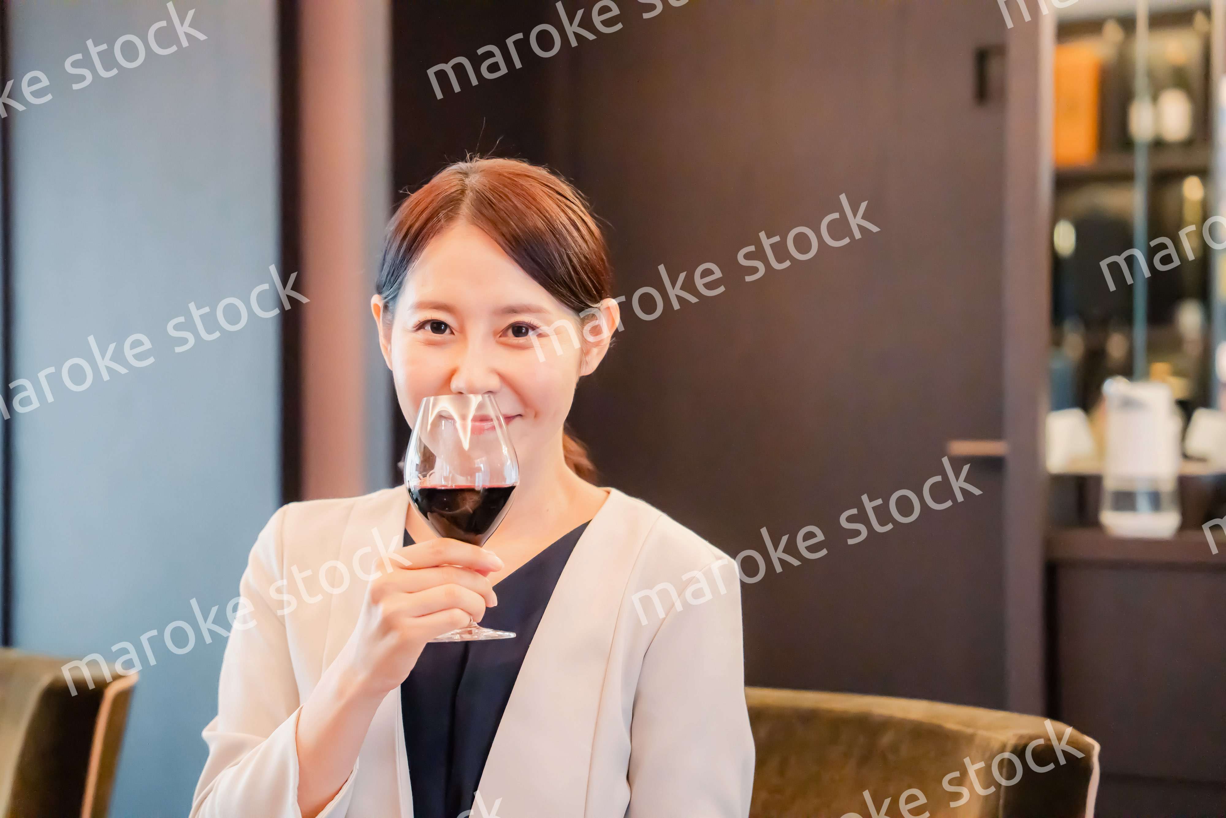 ワインの香りを楽しむ若い女性