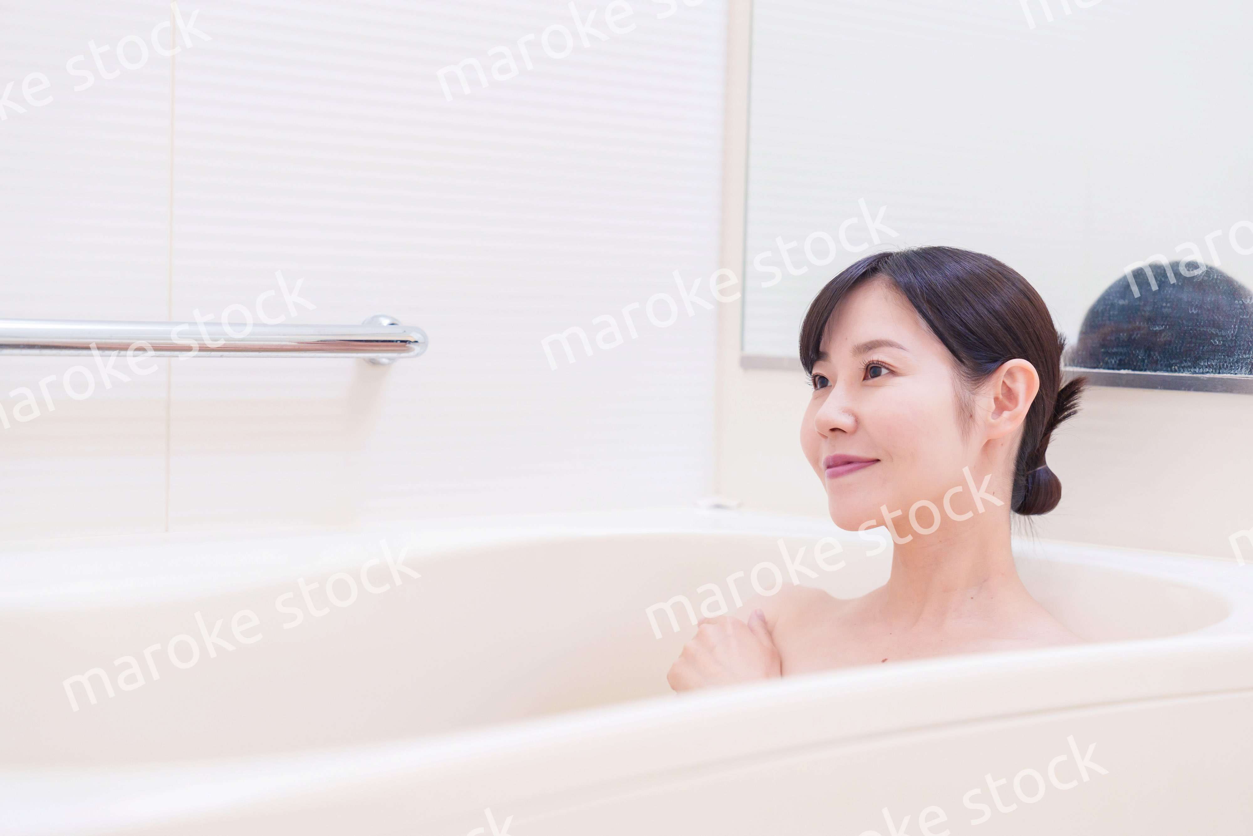 家のお風呂に入ってゆっくりとリラックスをするミドルの女性