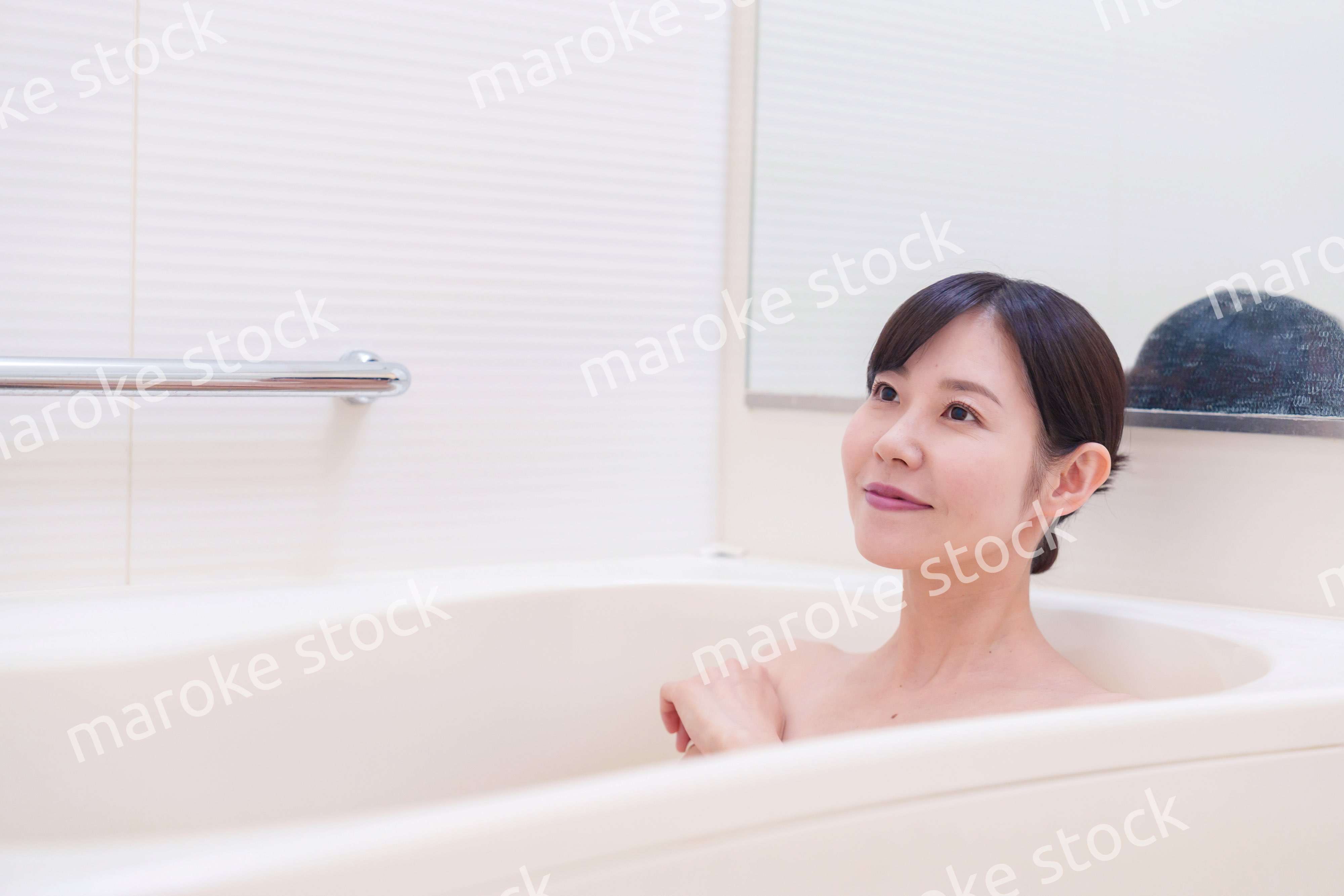 家のお風呂に入ってゆっくりとリラックスをするミドルの女性