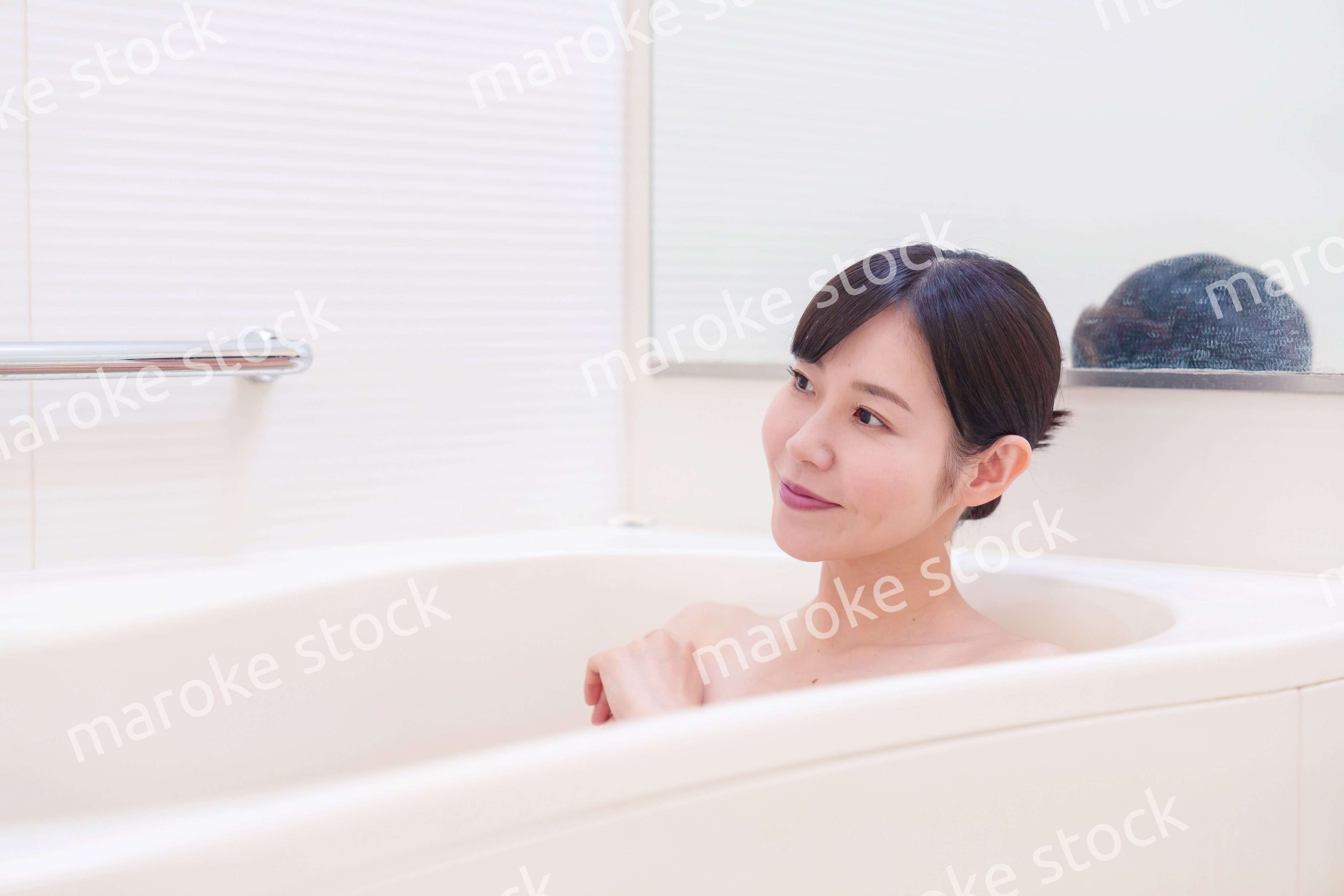 家のお風呂に入ってゆっくりとリラックスをするミドルの女性
