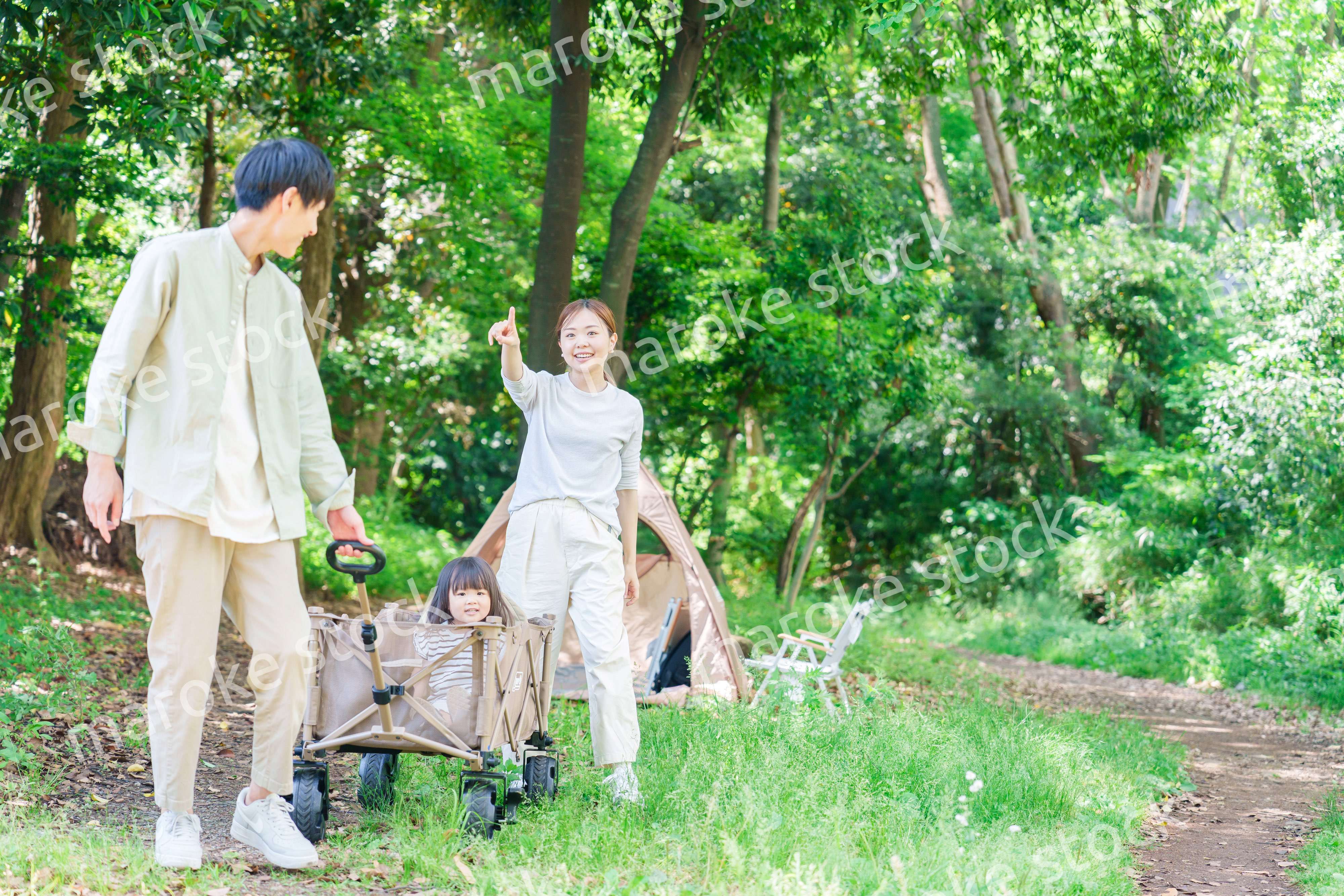 大自然の中でキャンプを楽しむファミリー