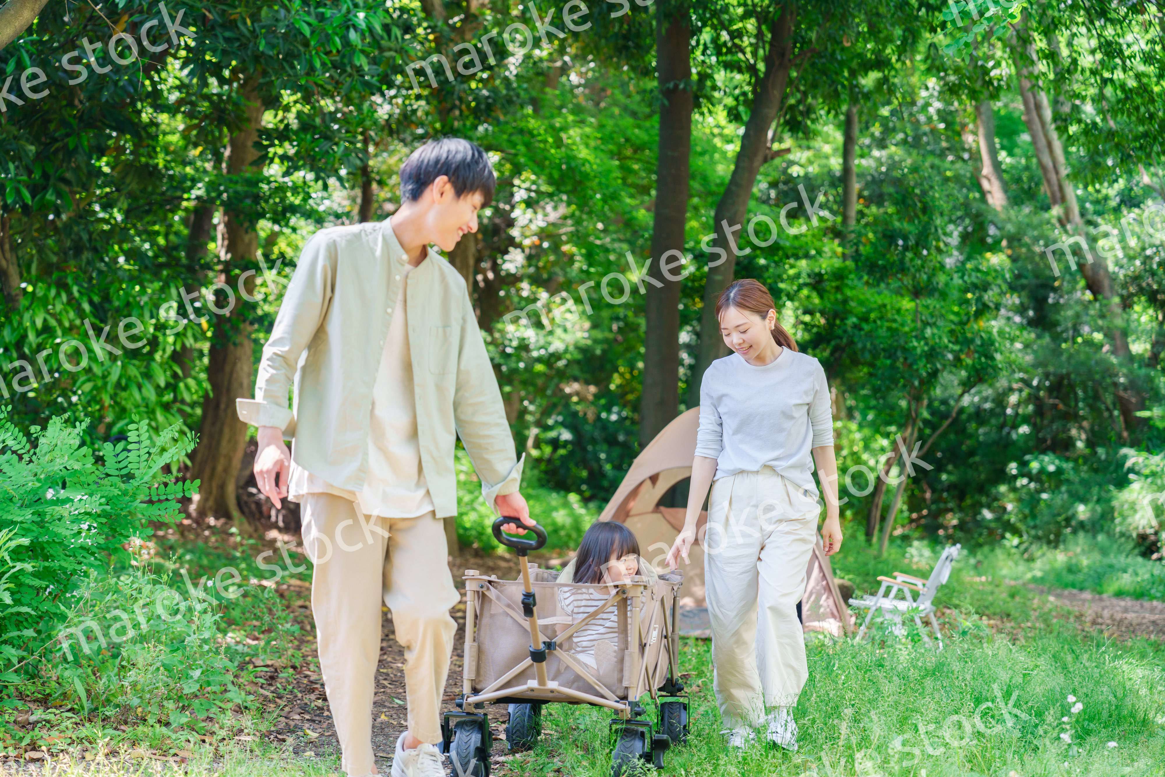 大自然の中でキャンプを楽しむファミリー