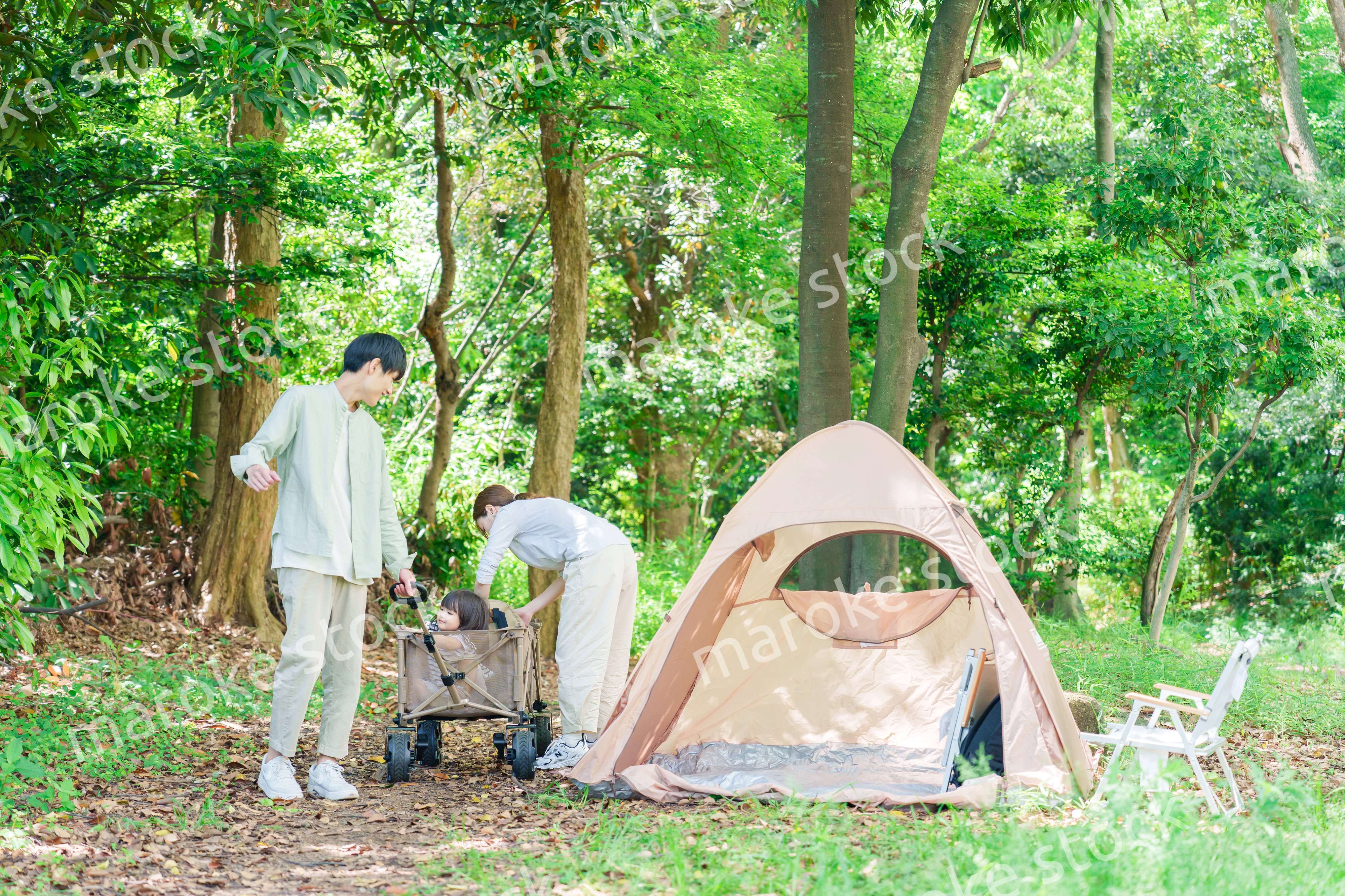 大自然の中でキャンプを楽しむファミリー