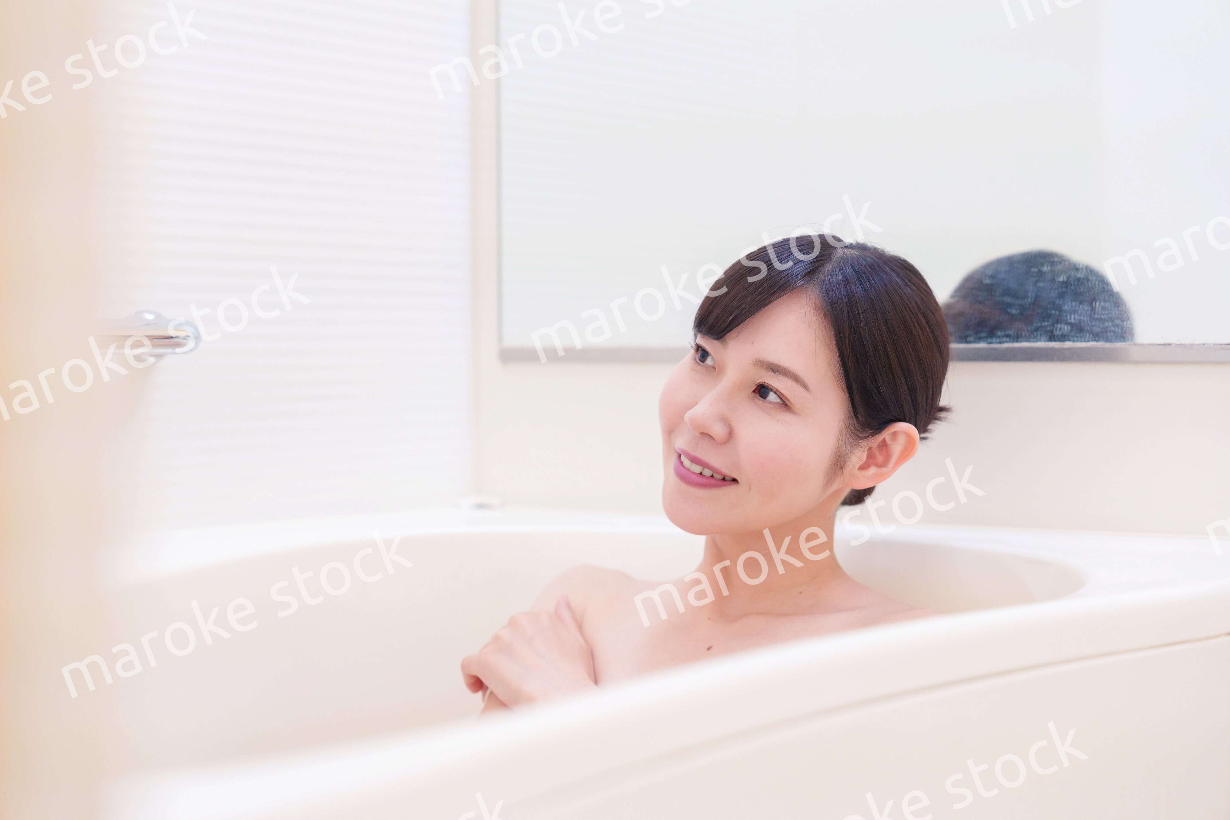 家のお風呂に入ってゆっくりとリラックスをするミドルの女性