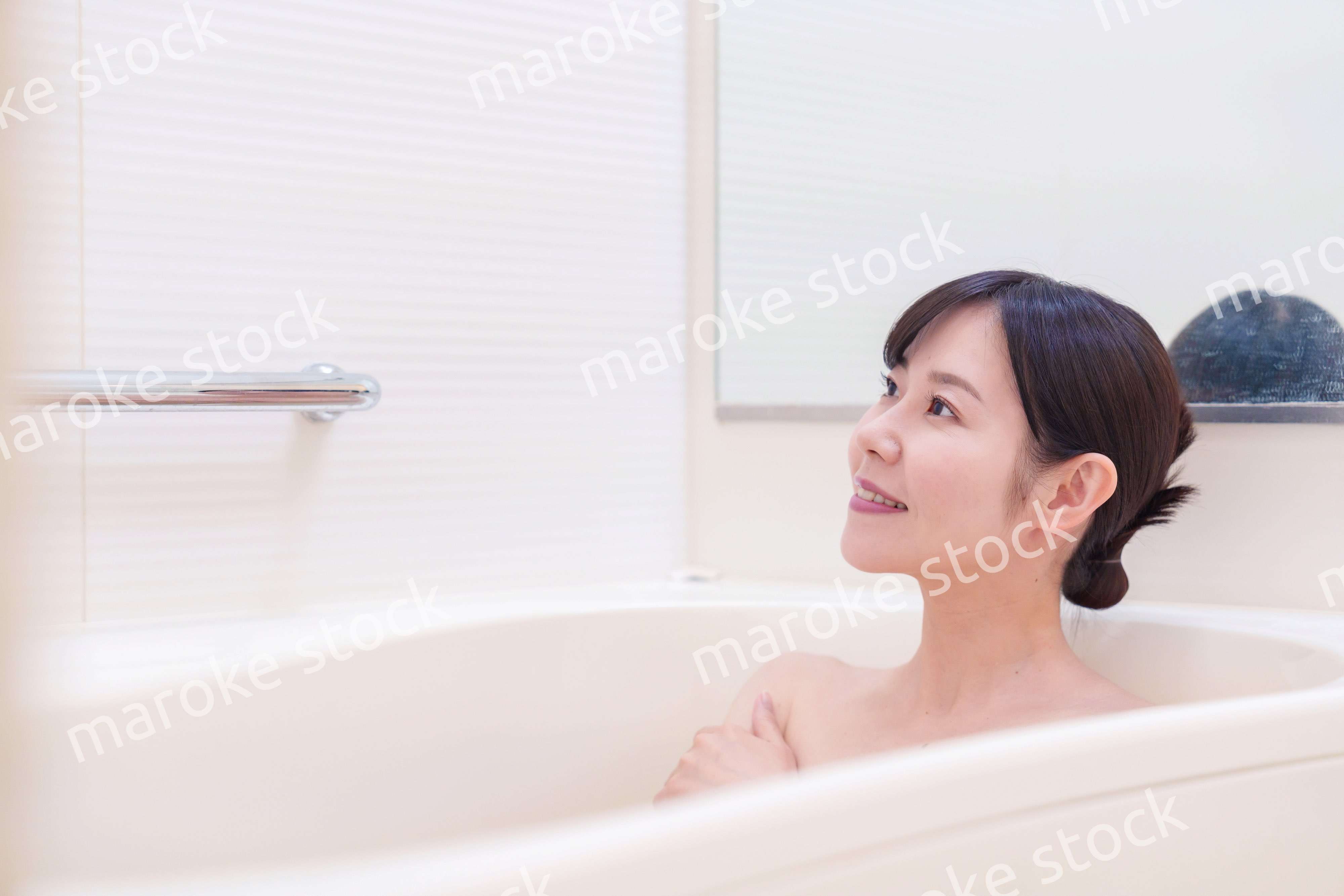 家のお風呂に入ってゆっくりとリラックスをするミドルの女性