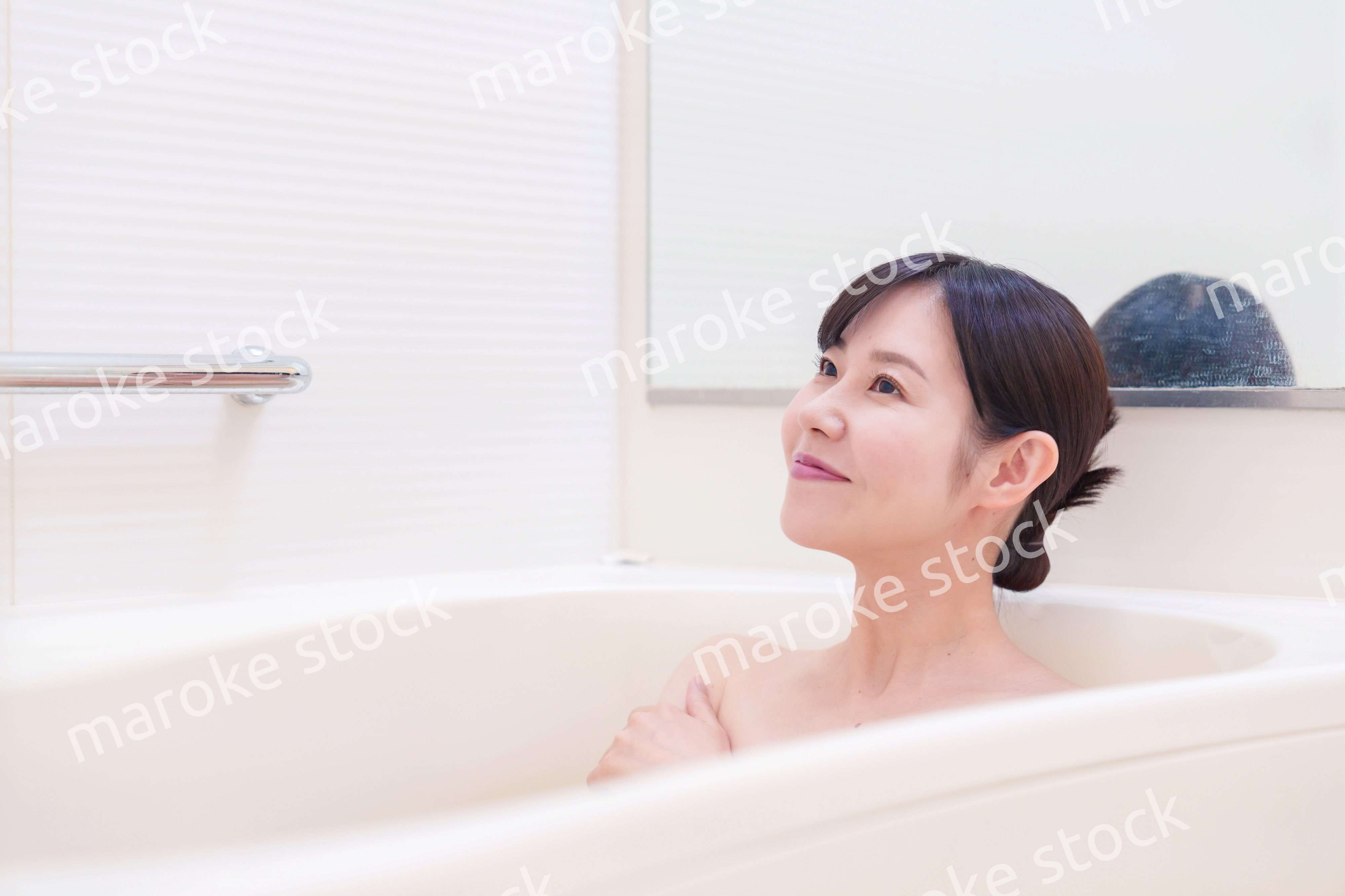 家のお風呂に入ってゆっくりとリラックスをするミドルの女性