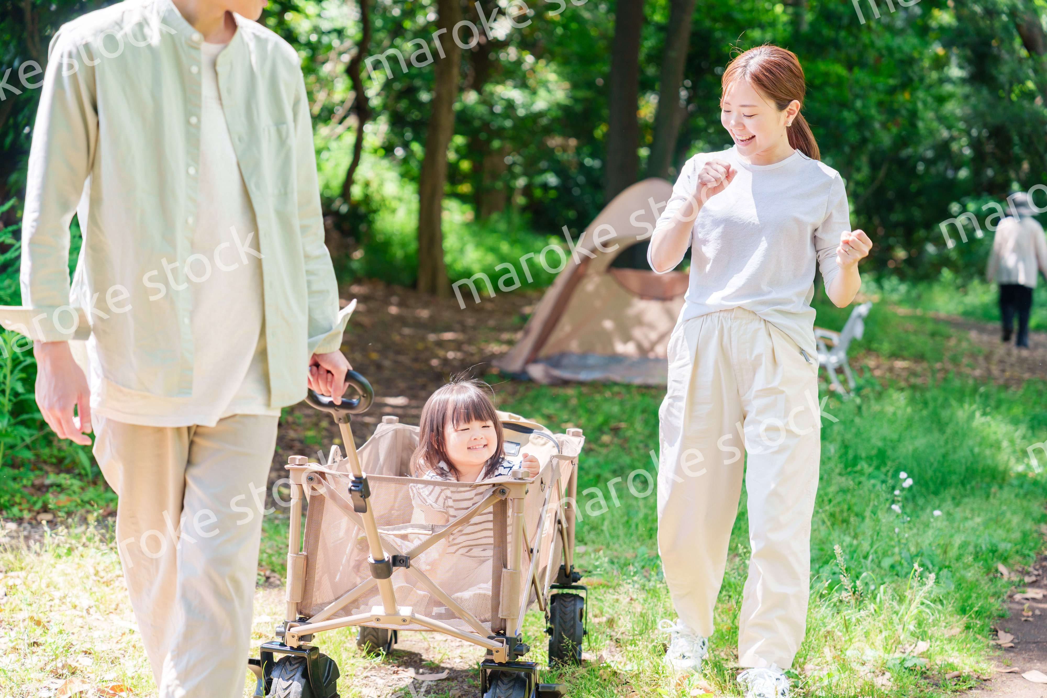 大自然の中でキャンプを楽しむファミリー