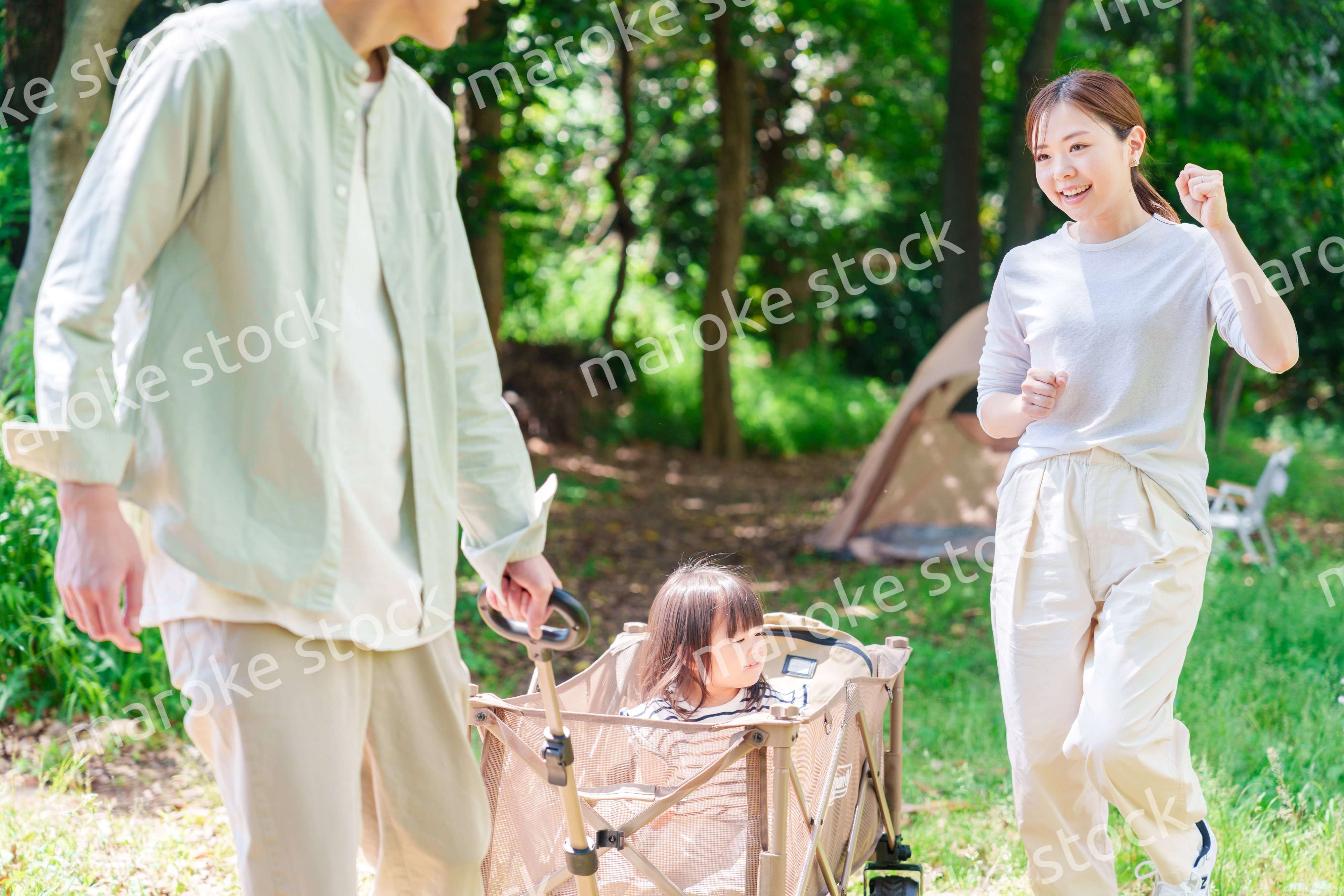 大自然の中でキャンプを楽しむファミリー