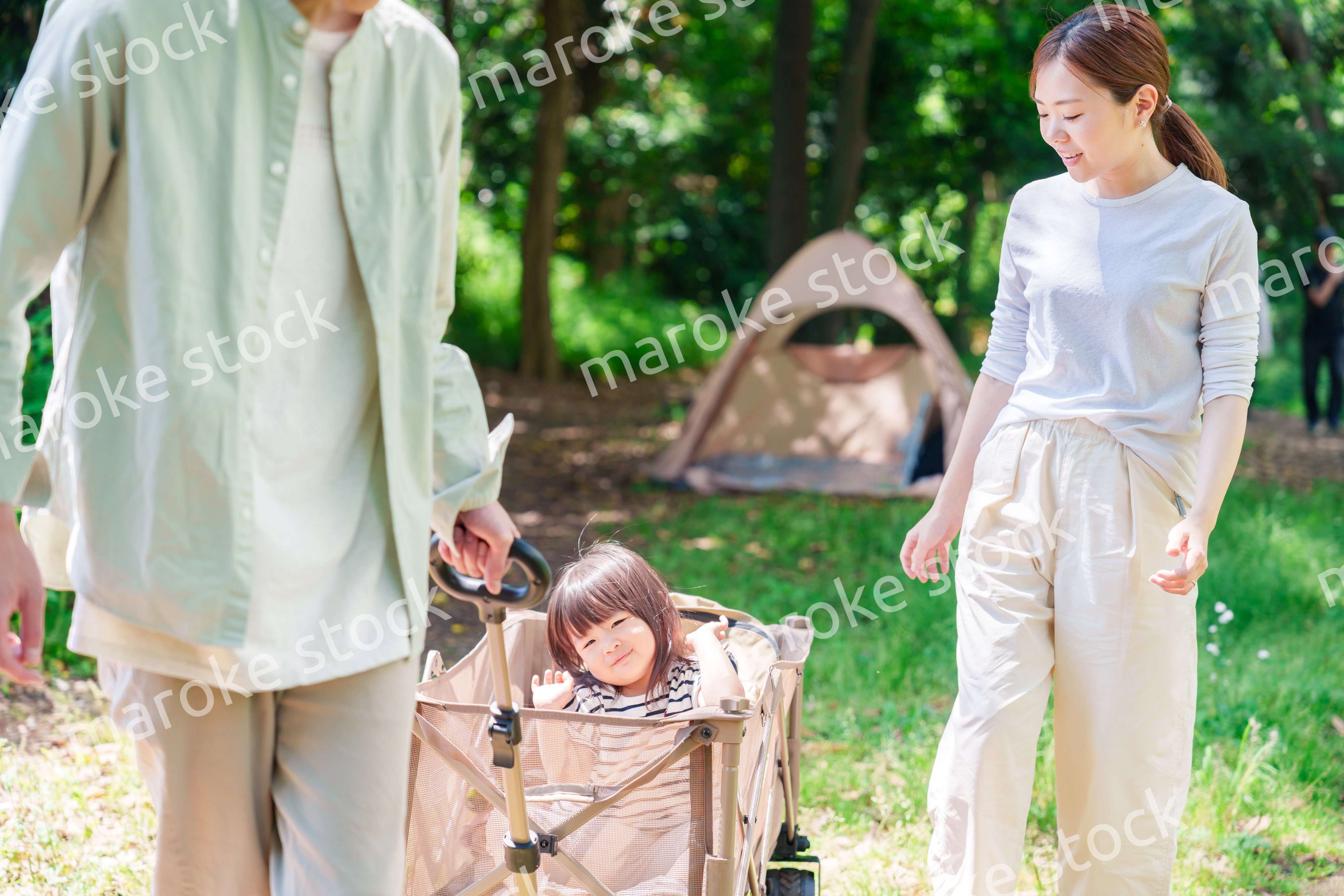 大自然の中でキャンプを楽しむファミリー