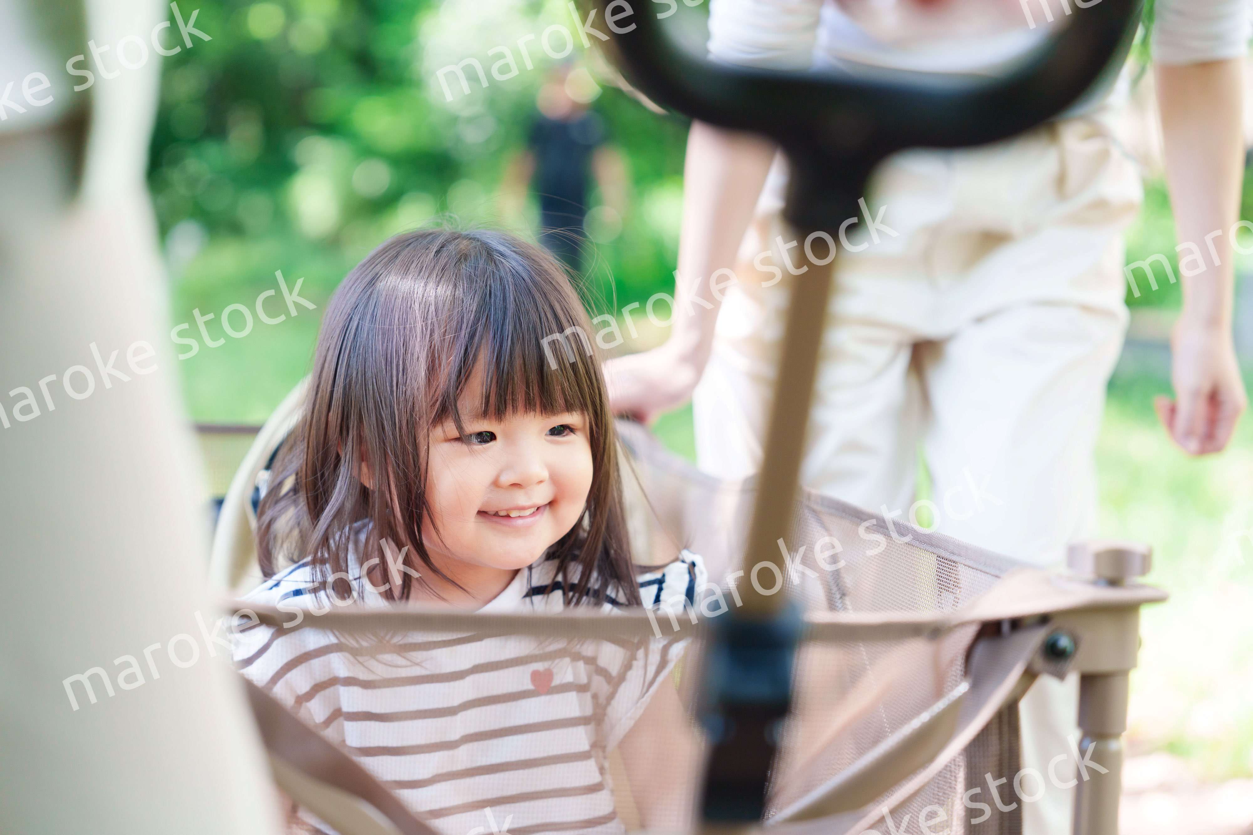 カートに乗って喜ぶ小さな女の子