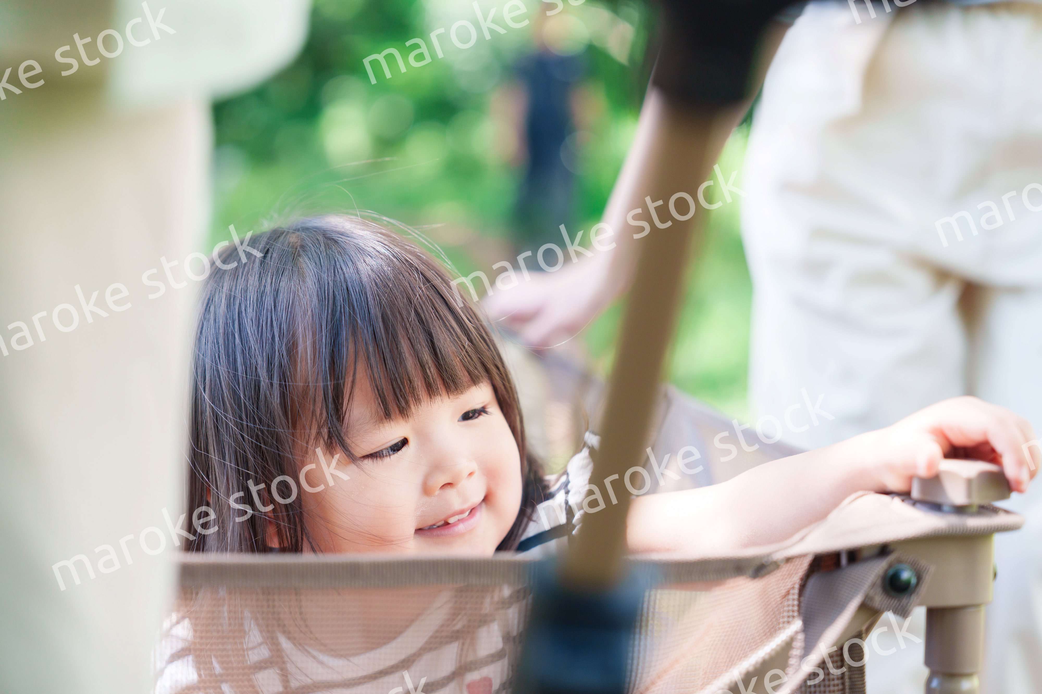 カートに乗って喜ぶ小さな女の子