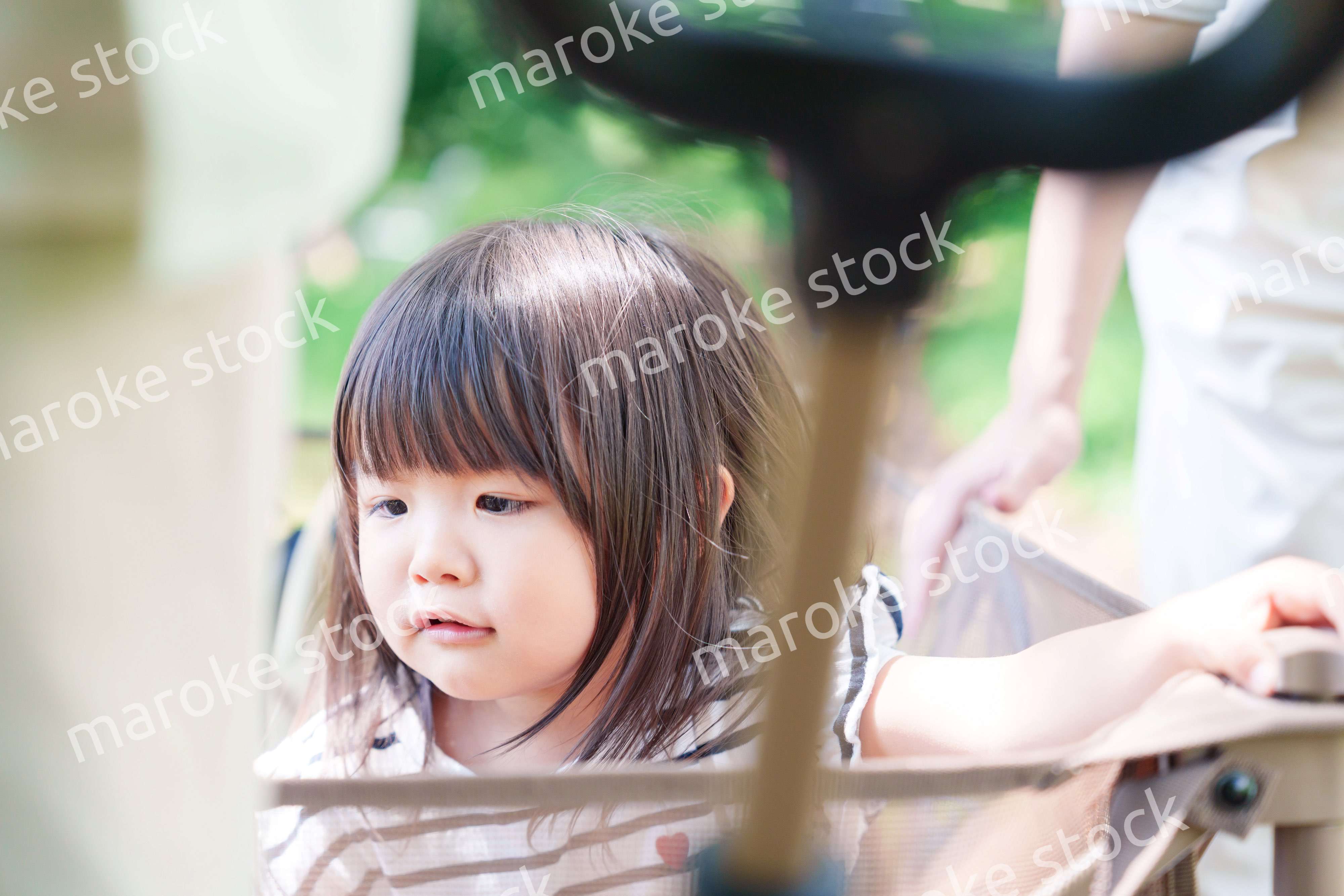 カートに乗って喜ぶ小さな女の子