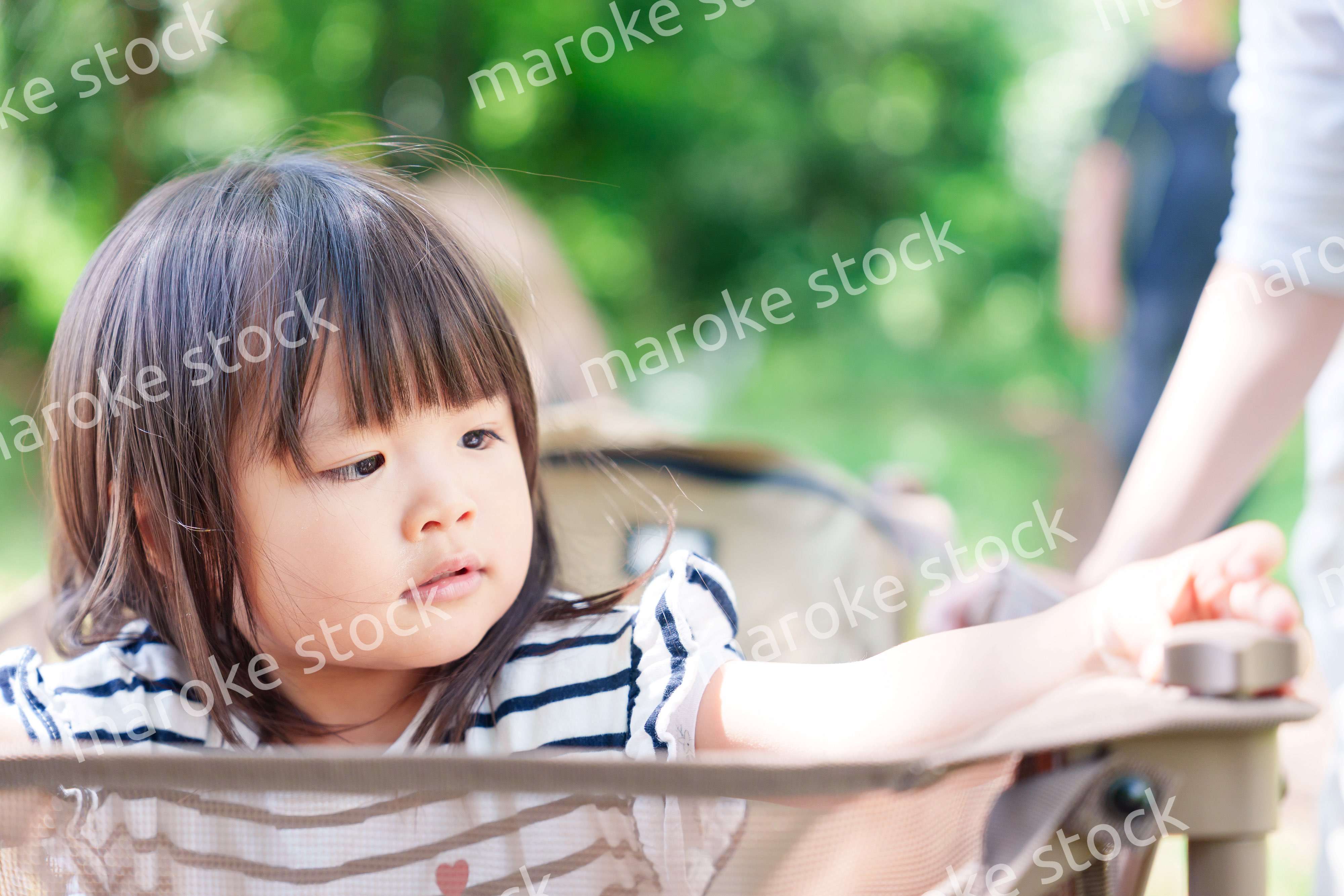 カートに乗って喜ぶ小さな女の子