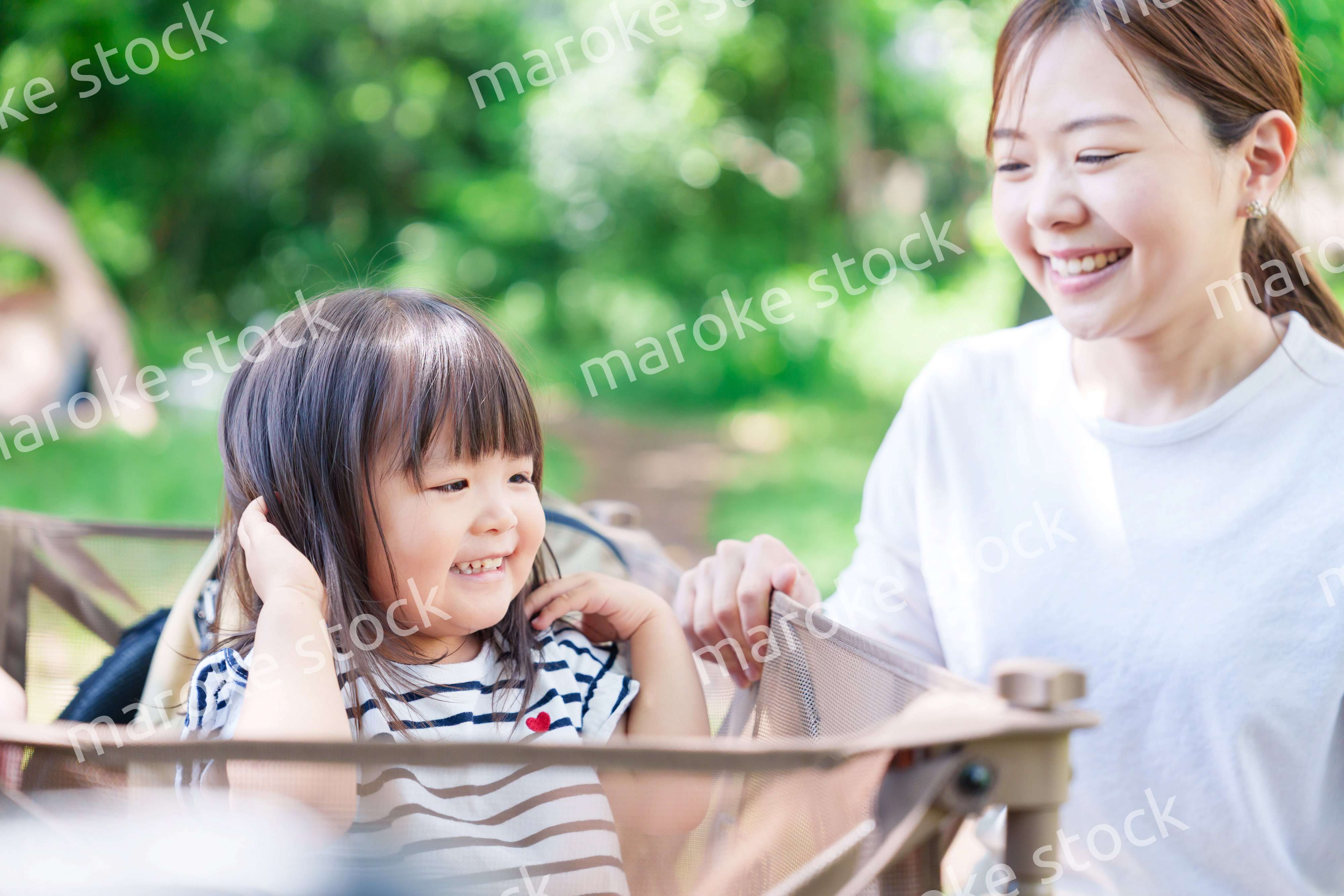 キャリアカーに乗って喜ぶ子どもとお母さん